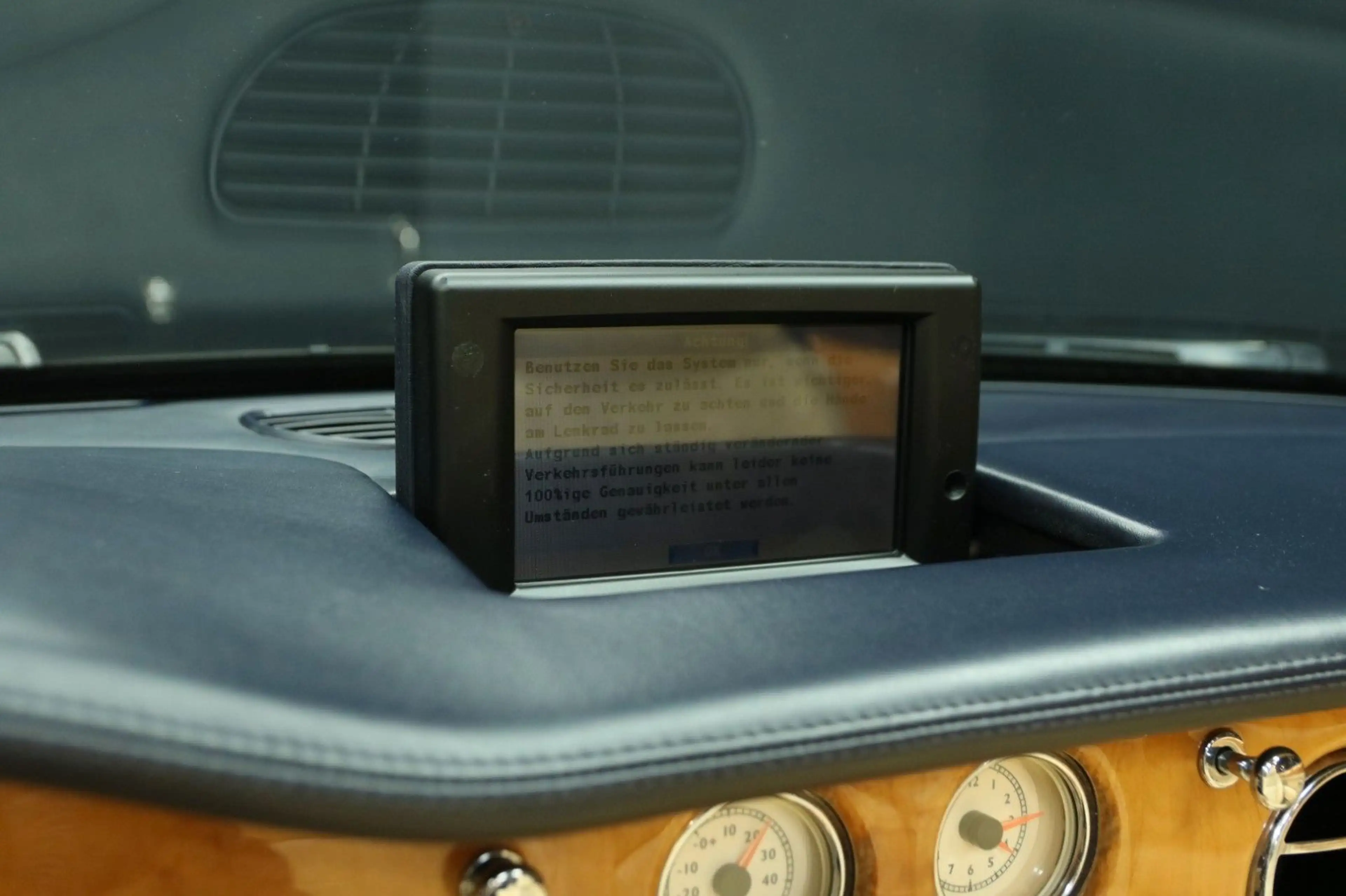Bentley Azure Cabrio — photo 24