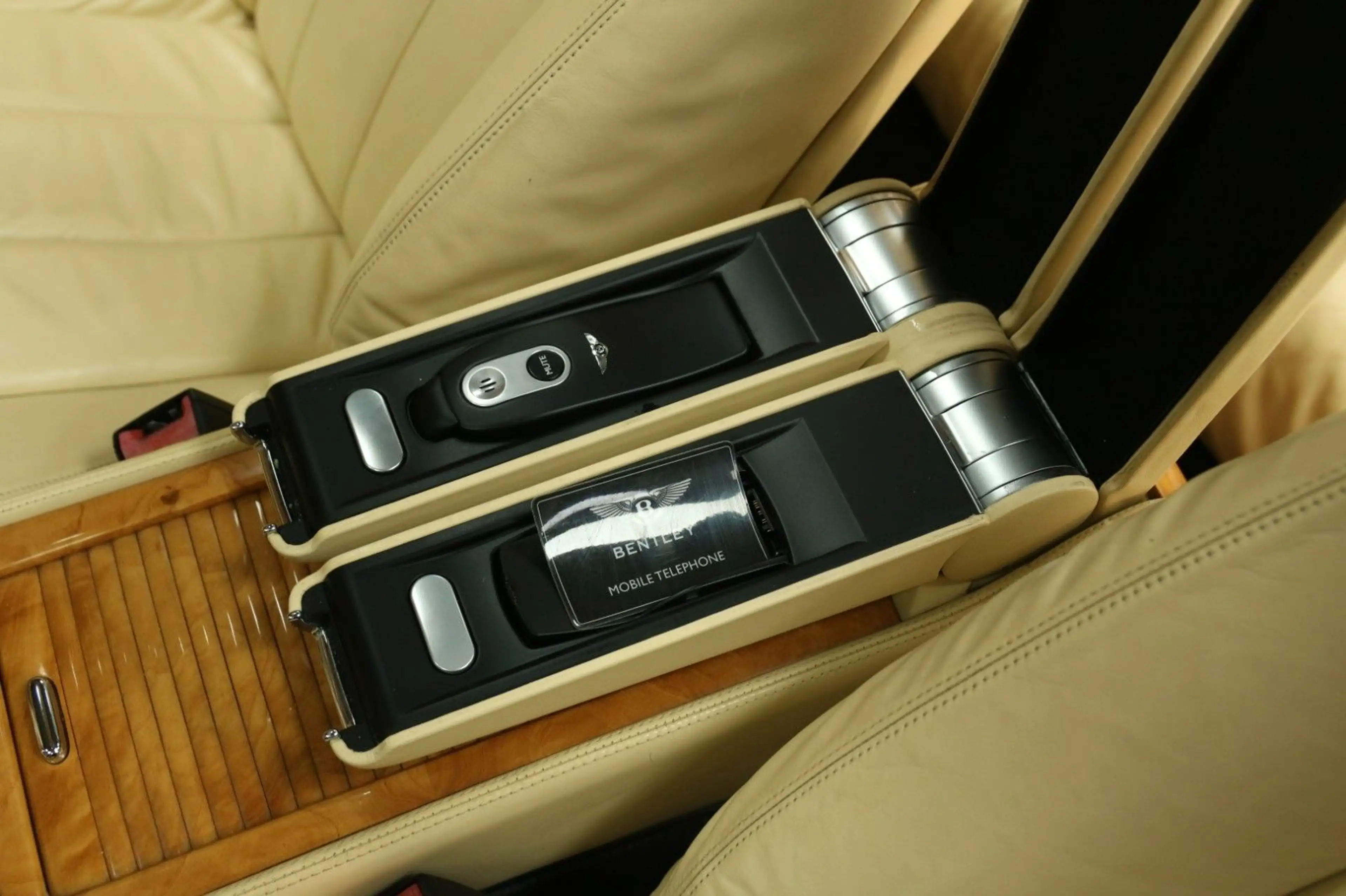 Bentley Azure Cabrio — photo 23