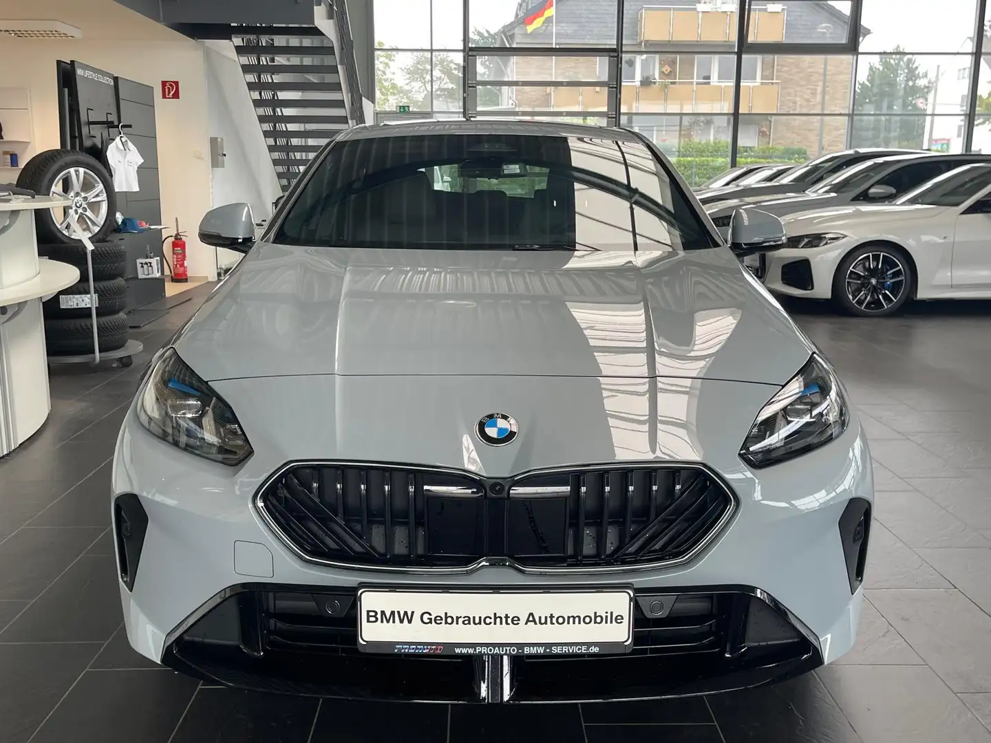 BMW 120 i M Sport Pro PANO/HUD/Komf.Zg/Driv.As+/19"/360° Grijs - 2