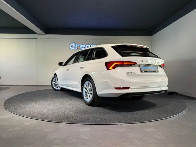 Skoda Octavia view 3