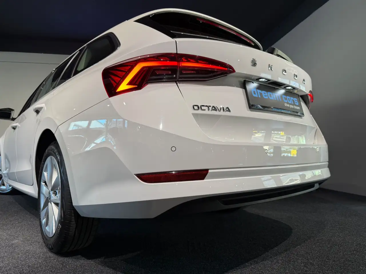 Skoda Octavia 2.0 TDI DPF Premium / Assistenzsysteme / LED / Me Bild 10