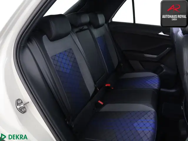 Volkswagen T-Roc view 11