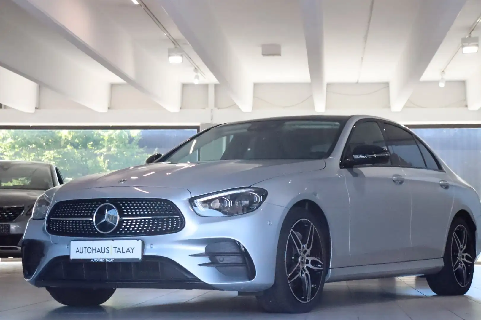 Mercedes-Benz E 220 AMG-Line.  Pano/Multib./ 360°/Burm./Night Серебристый - 1