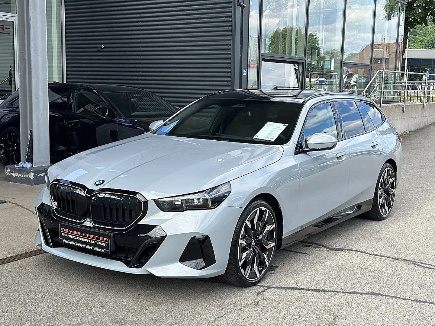 BMW 520 d Touring xDrive M-Paket PRO Aut. / AHK / PANO ... Grau - 1
