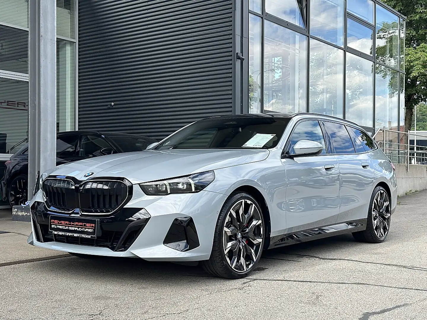 BMW 520 d Touring xDrive M-Paket PRO Aut. / AHK / PANO ... Grau - 2