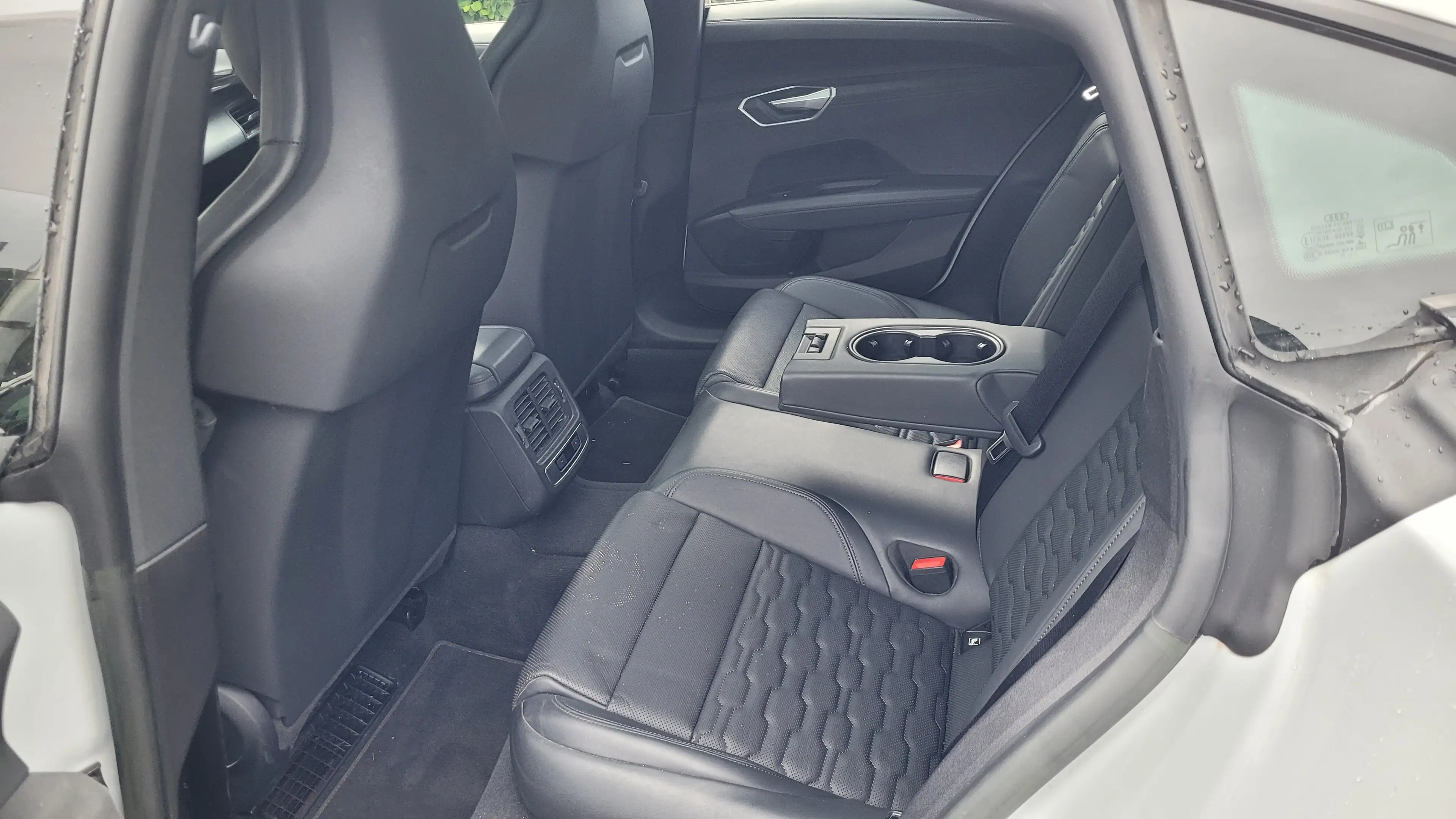 Audi e-tron GT quattro — photo 10