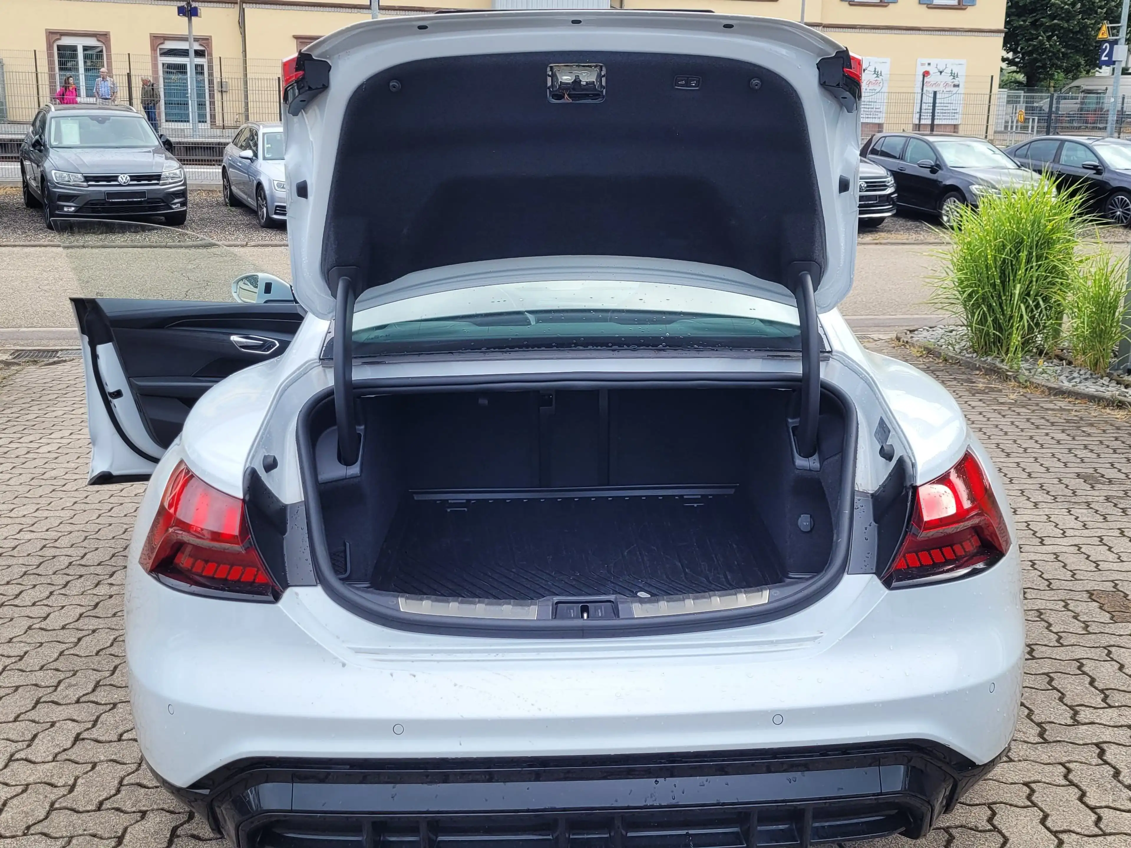Audi e-tron GT quattro — photo 11