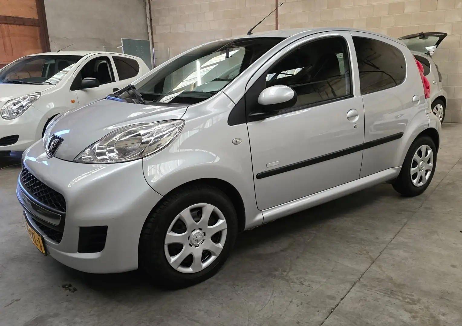 Peugeot 107 Срібний - 2