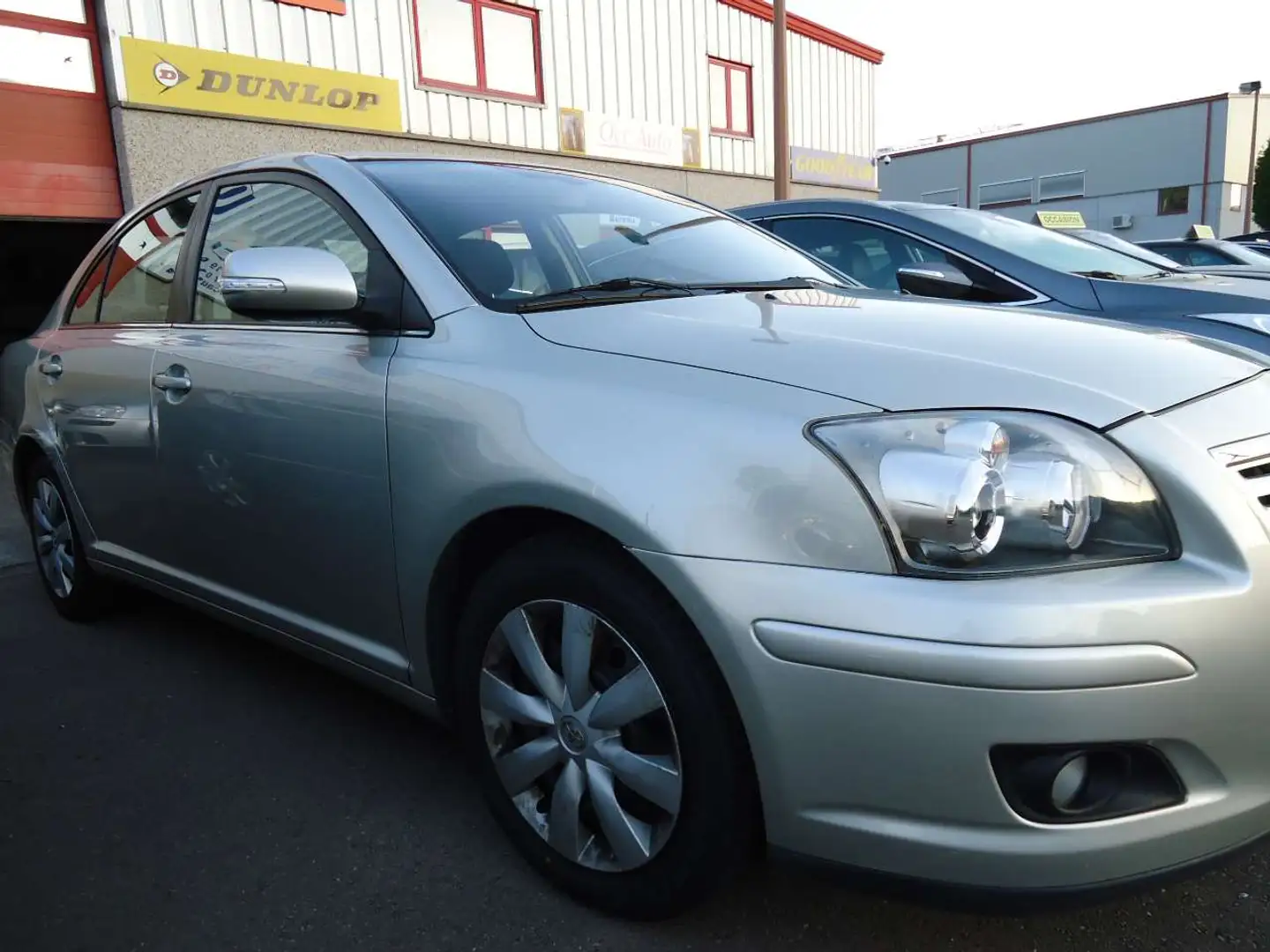 Toyota Avensis 2.0 Turbo D4D 16v Linea Luna Gris - 2