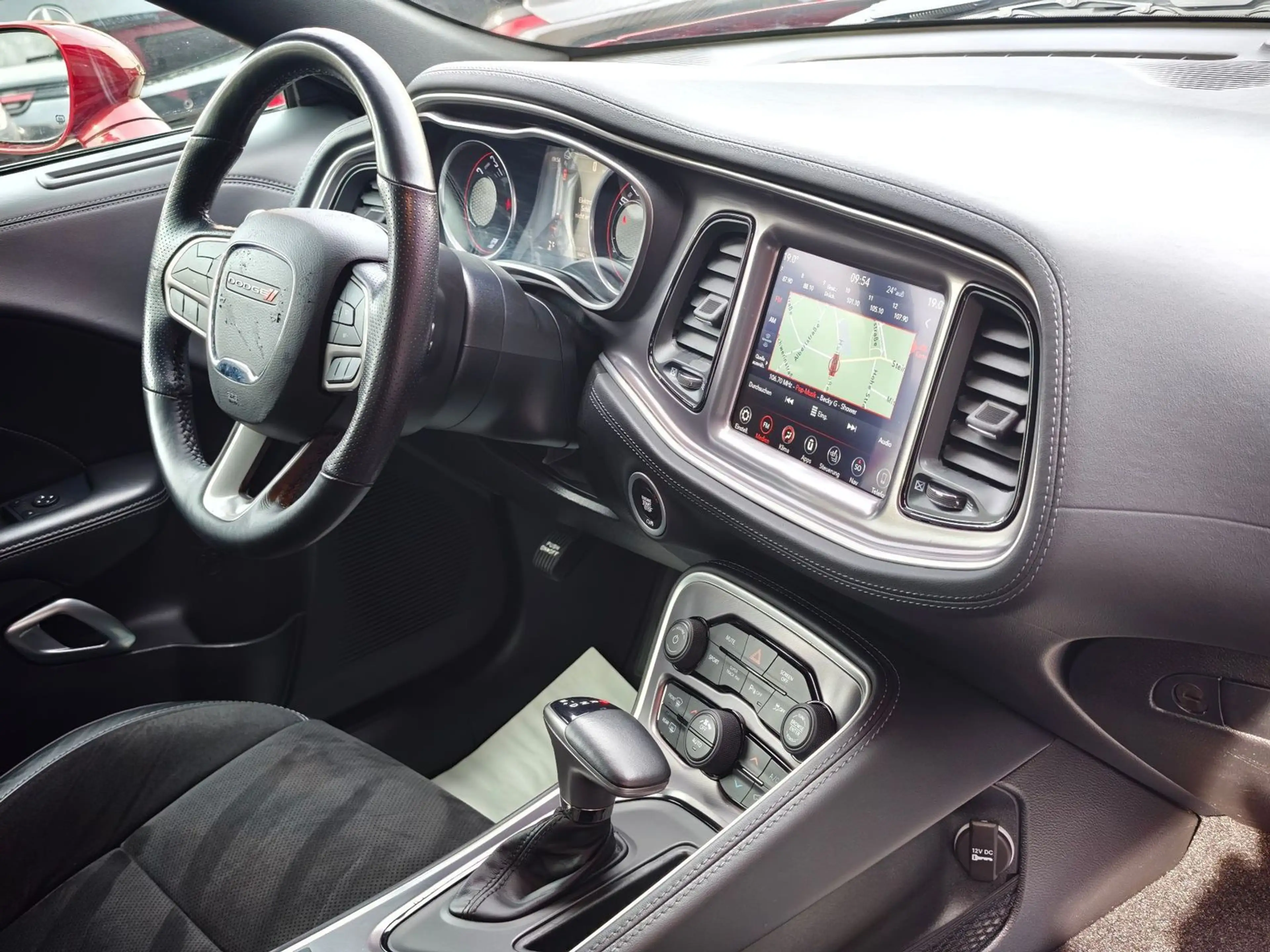 Dodge Challenger — photo 14