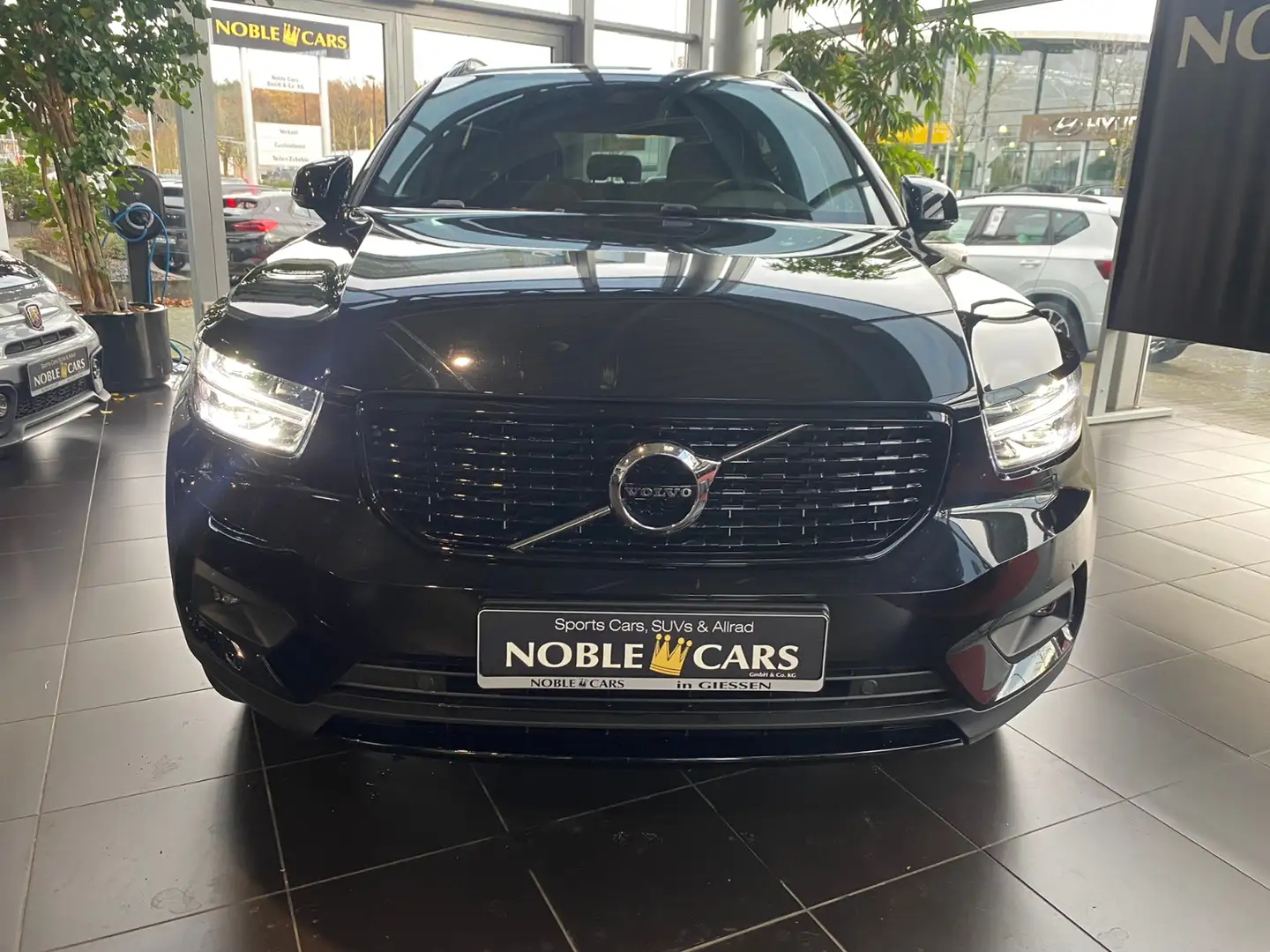 Volvo XC40 R Design 2WD AHK LED NAV SHZ ALU Schwarz - 2