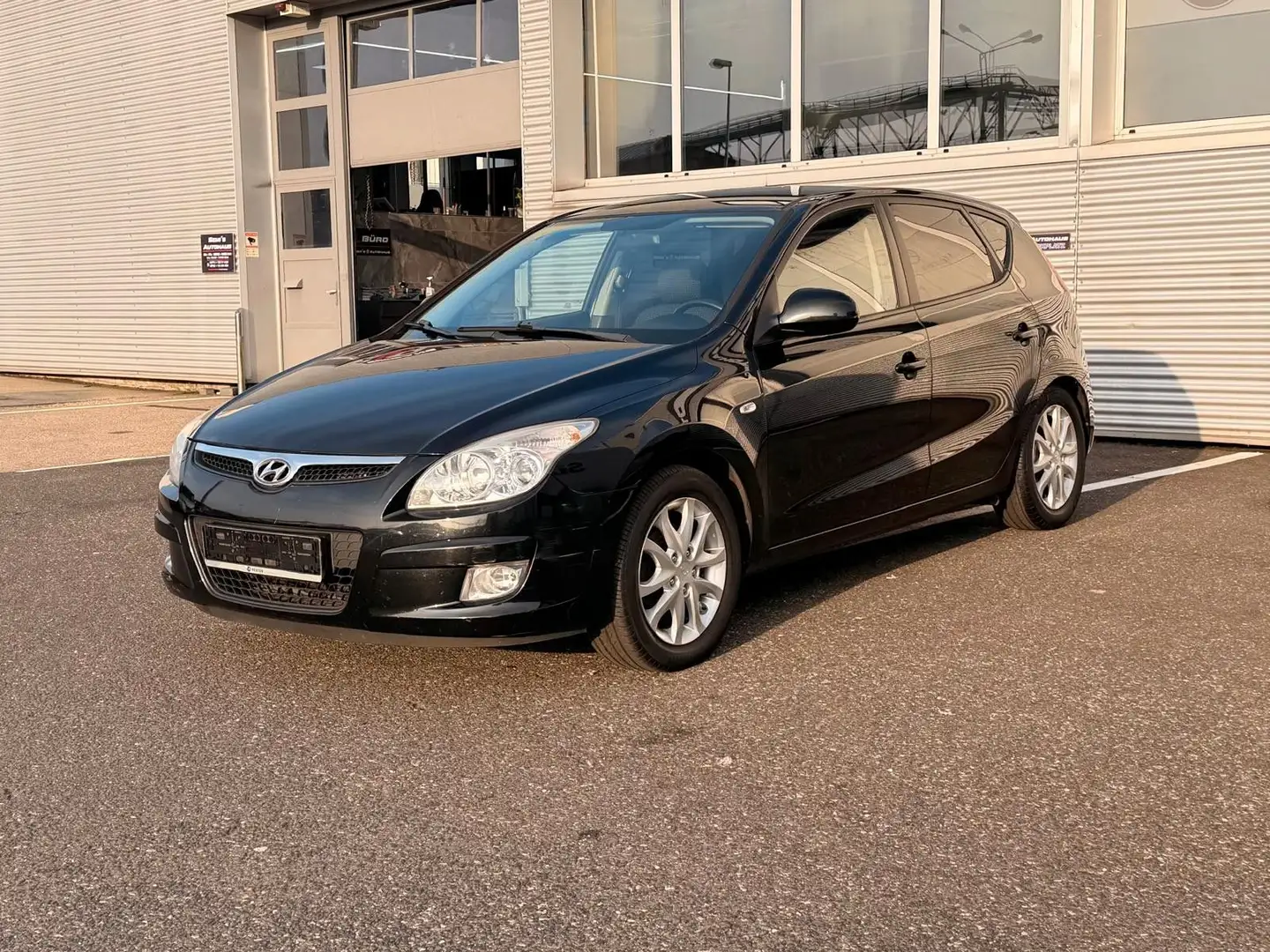 Hyundai i30 Style 2.0CDTI Schwarz - 1