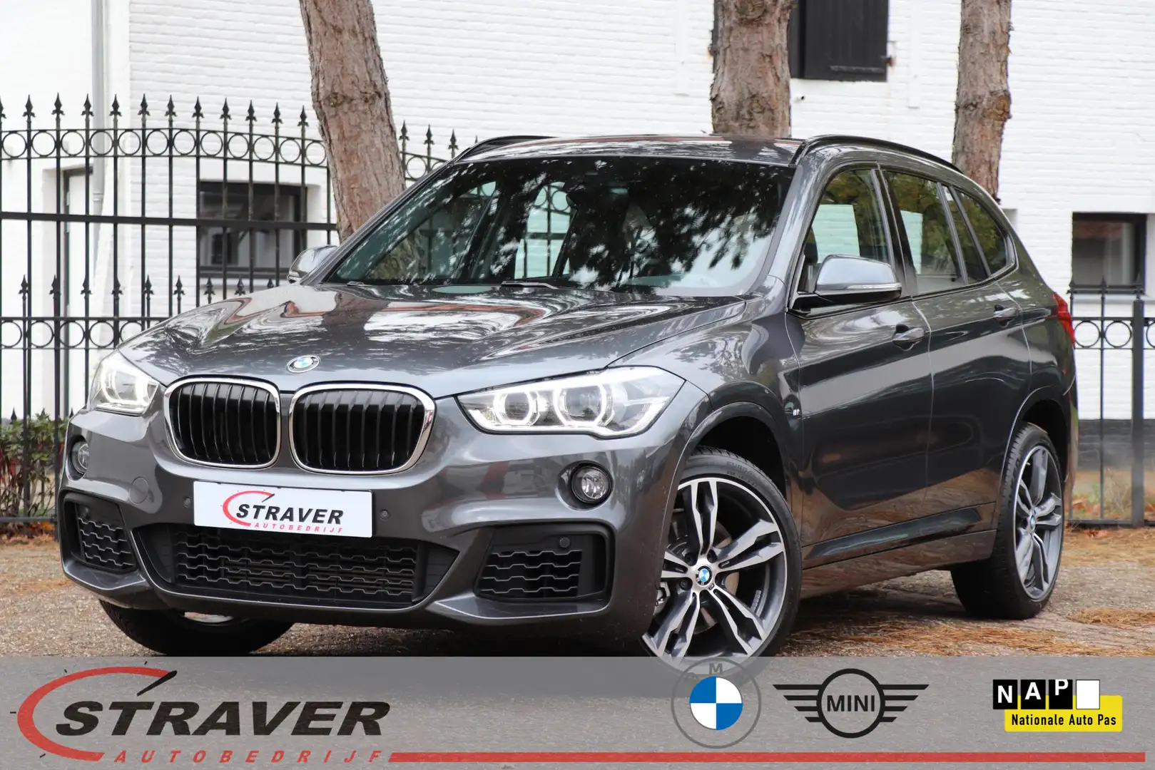 BMW X1 xDrive20i High Executive |M Sport |Trekhaak |Head Gris - 1
