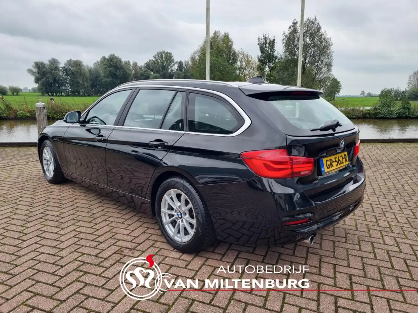 BMW 318 3-serie Touring 318i Essential Clima Navi Cruise P Zwart - 2