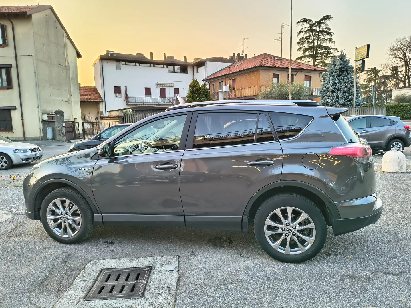 Toyota RAV 4 2.5 vvt-i h Lounge 2wd e-cvt Grau - 2