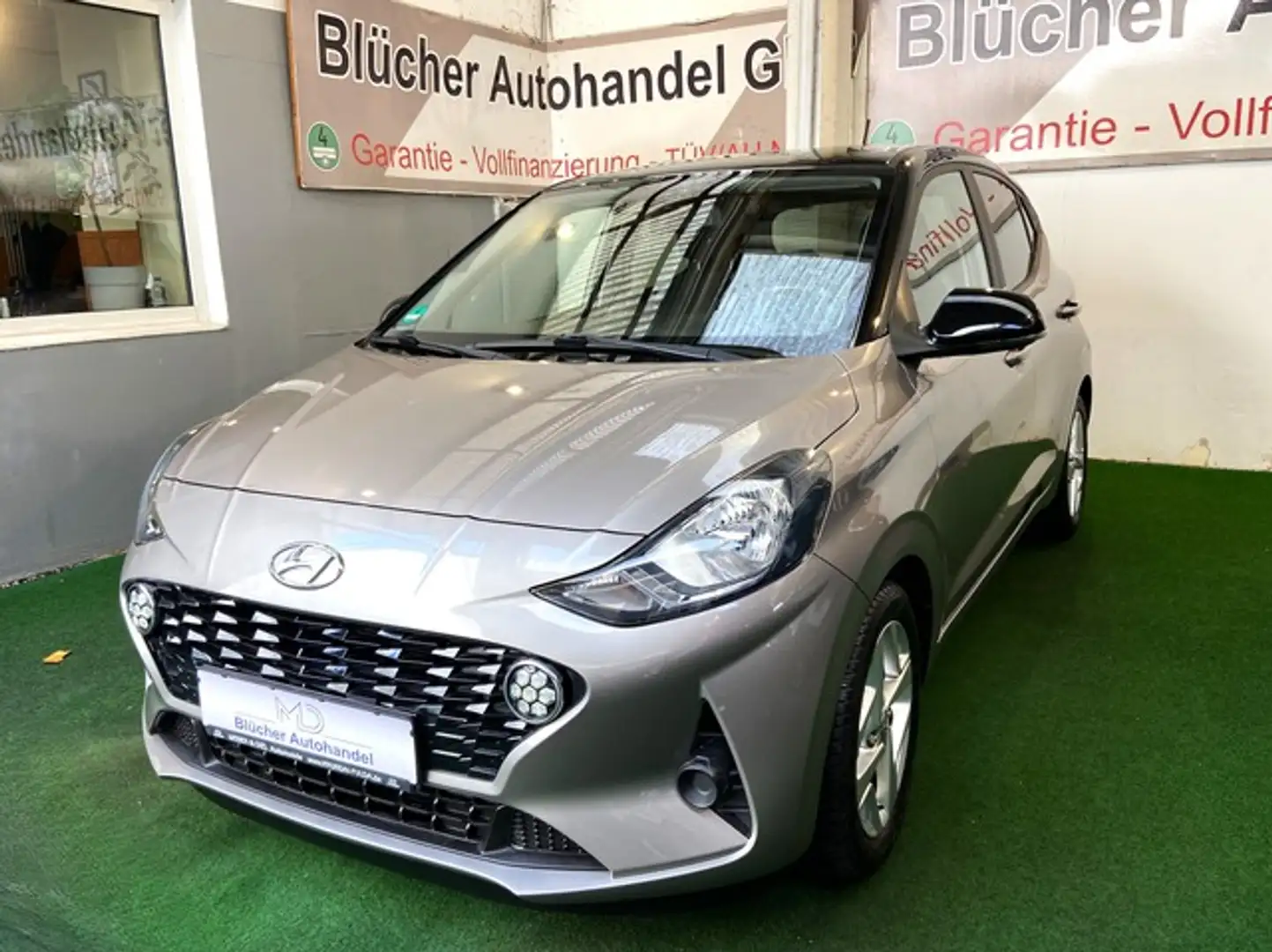 Hyundai i10 Intro Edition Automatik Sonderedition NUR 15000 Km Бронзовый - 1