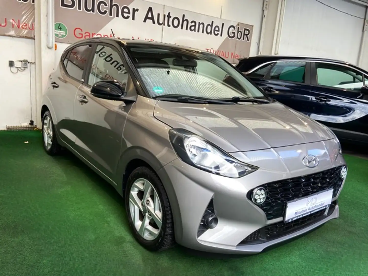 Hyundai i10 Intro Edition Automatik Sonderedition NUR 15000 Km Bronze - 2