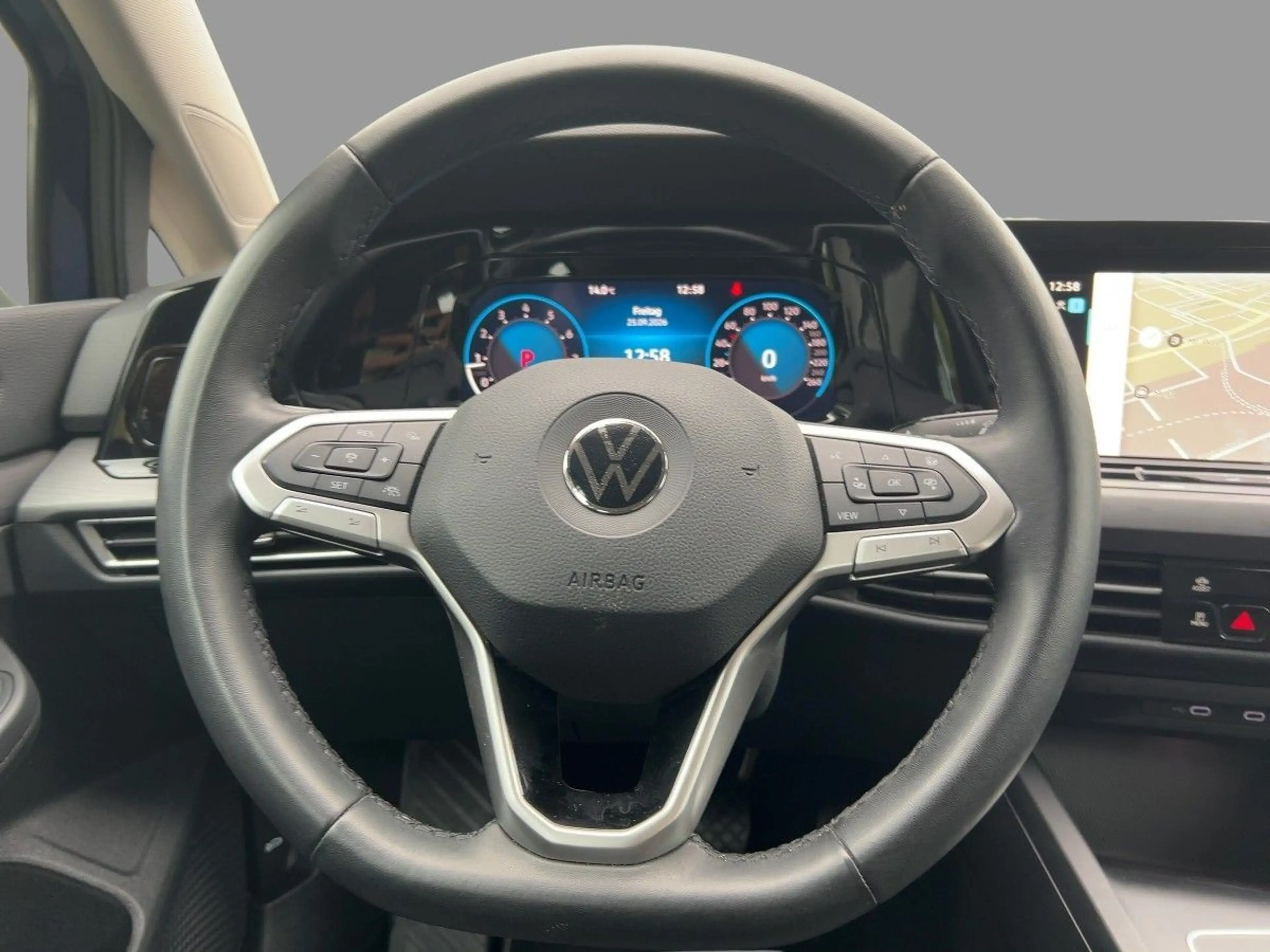 Volkswagen Golf VIII 1.5 eTSI DSG Style Navi LED-Plus PDC — photo 12