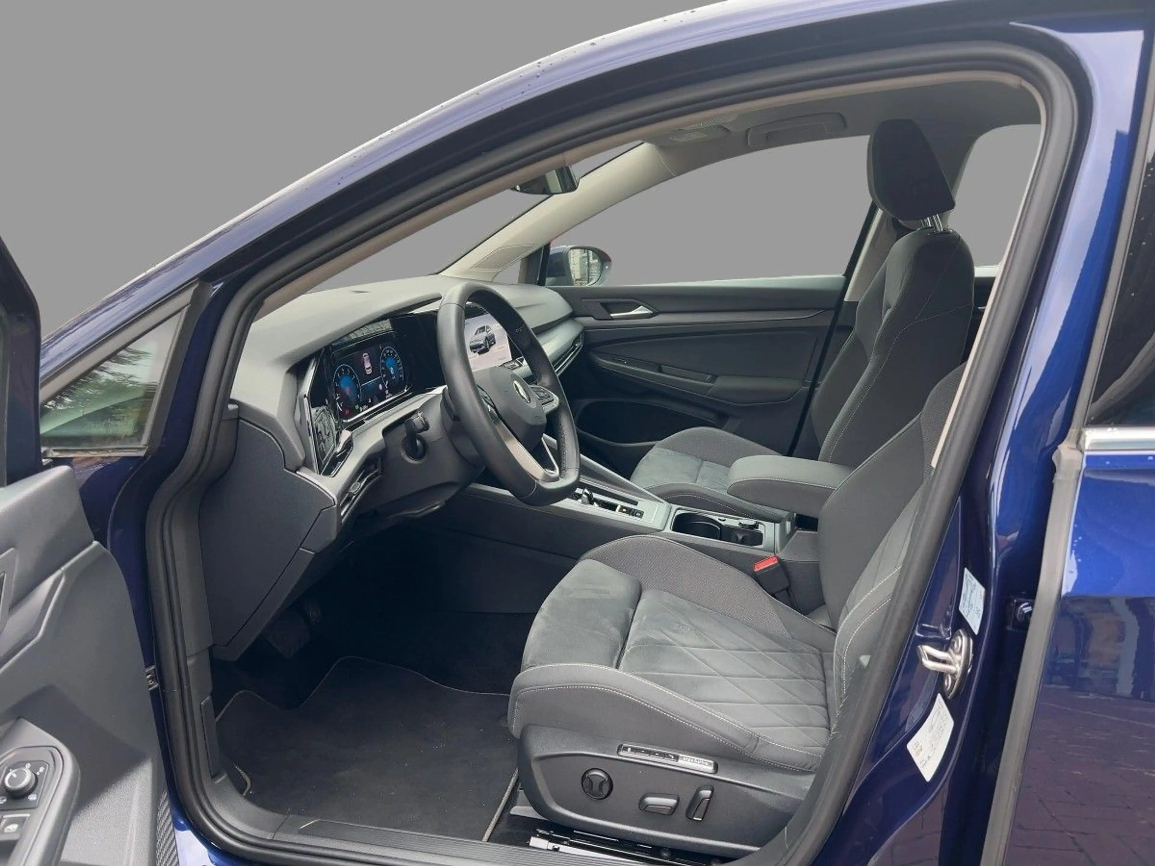 Volkswagen Golf VIII 1.5 eTSI DSG Style Navi LED-Plus PDC — photo 9