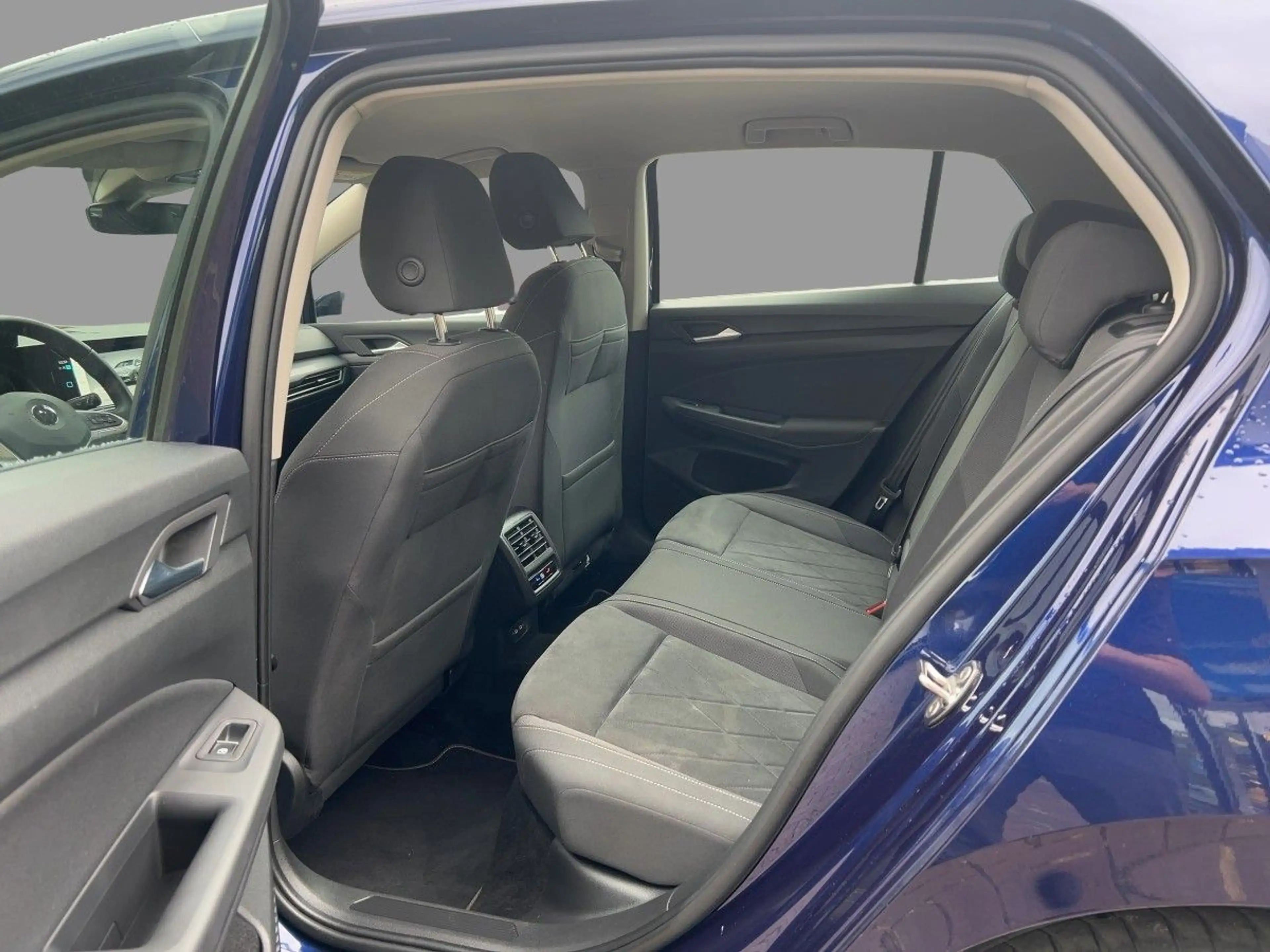 Volkswagen Golf VIII 1.5 eTSI DSG Style Navi LED-Plus PDC — photo 10