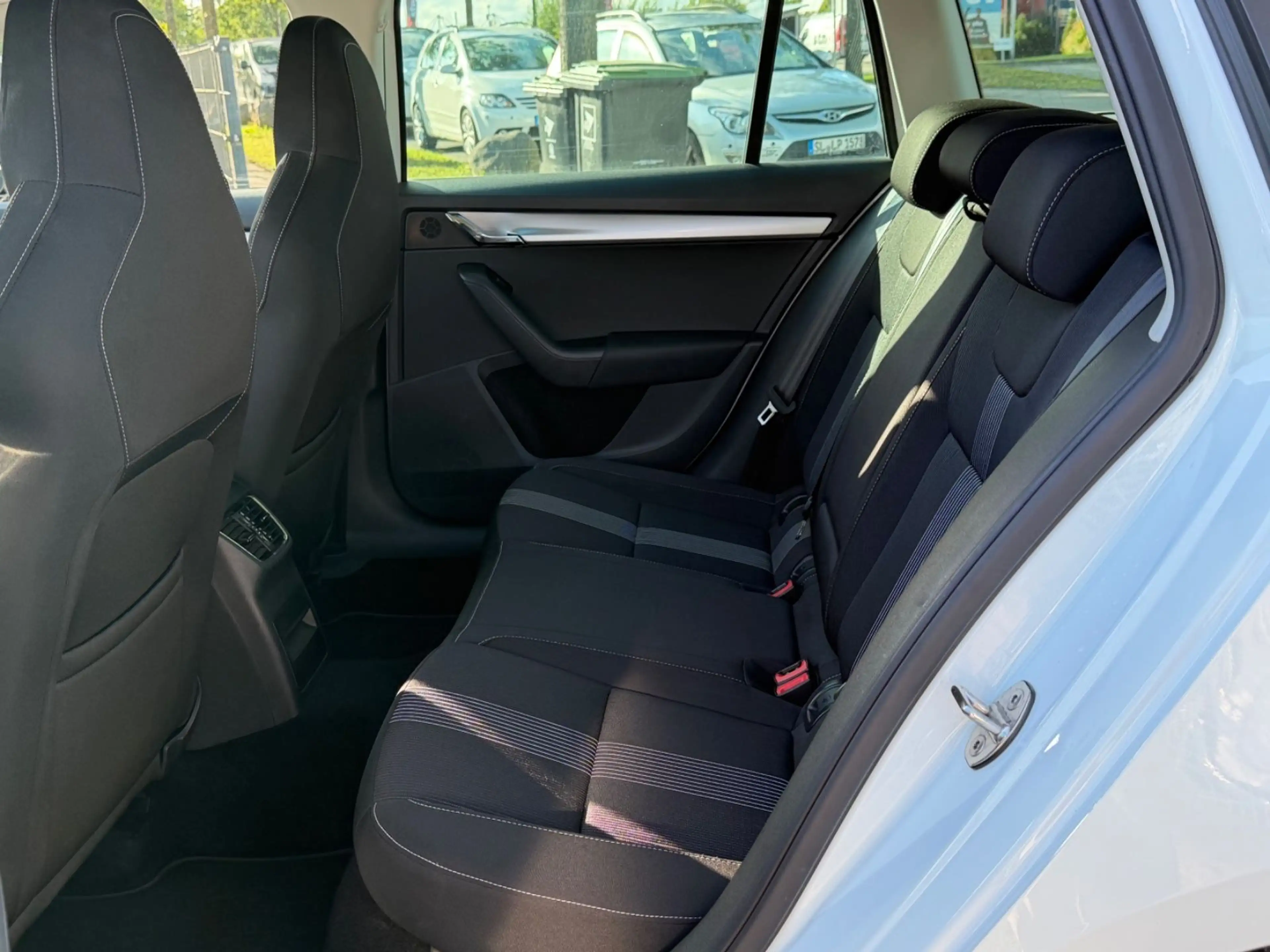 Skoda Octavia 2.0 TDI Ambition DSG ACC Navi Klima PDC — photo 11