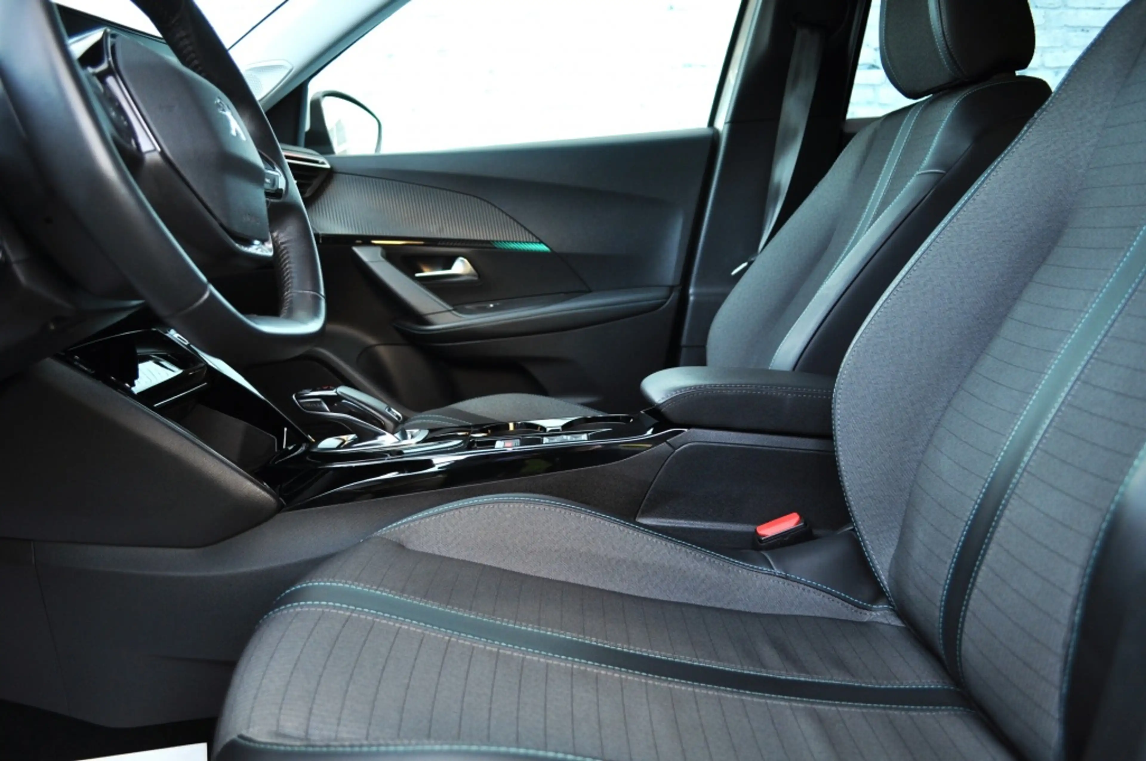 Peugeot 2008 1.2 Allure Pack Aut. Nav trekh camera — photo 10