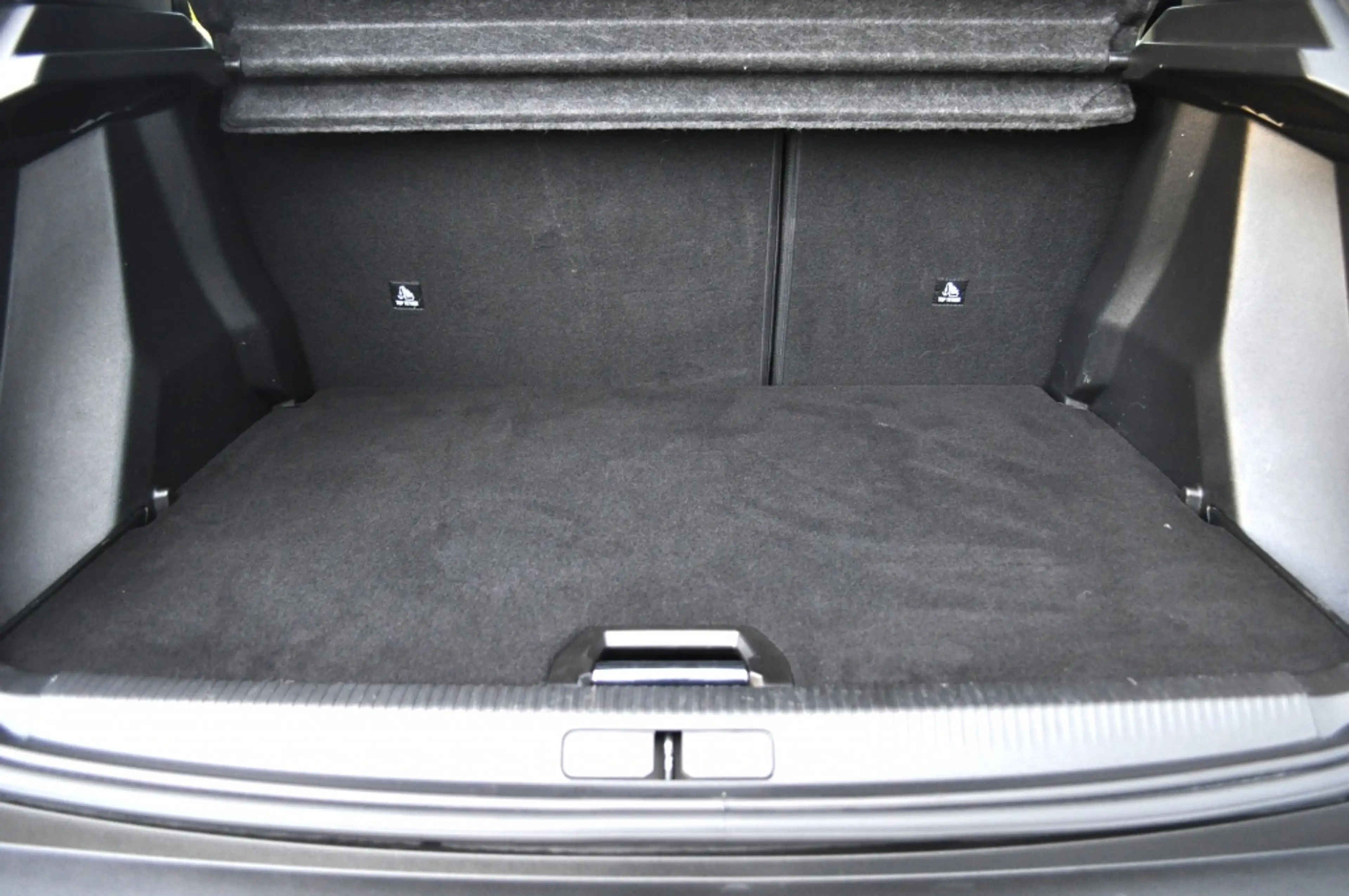 Peugeot 2008 1.2 Allure Pack Aut. Nav trekh camera — photo 6