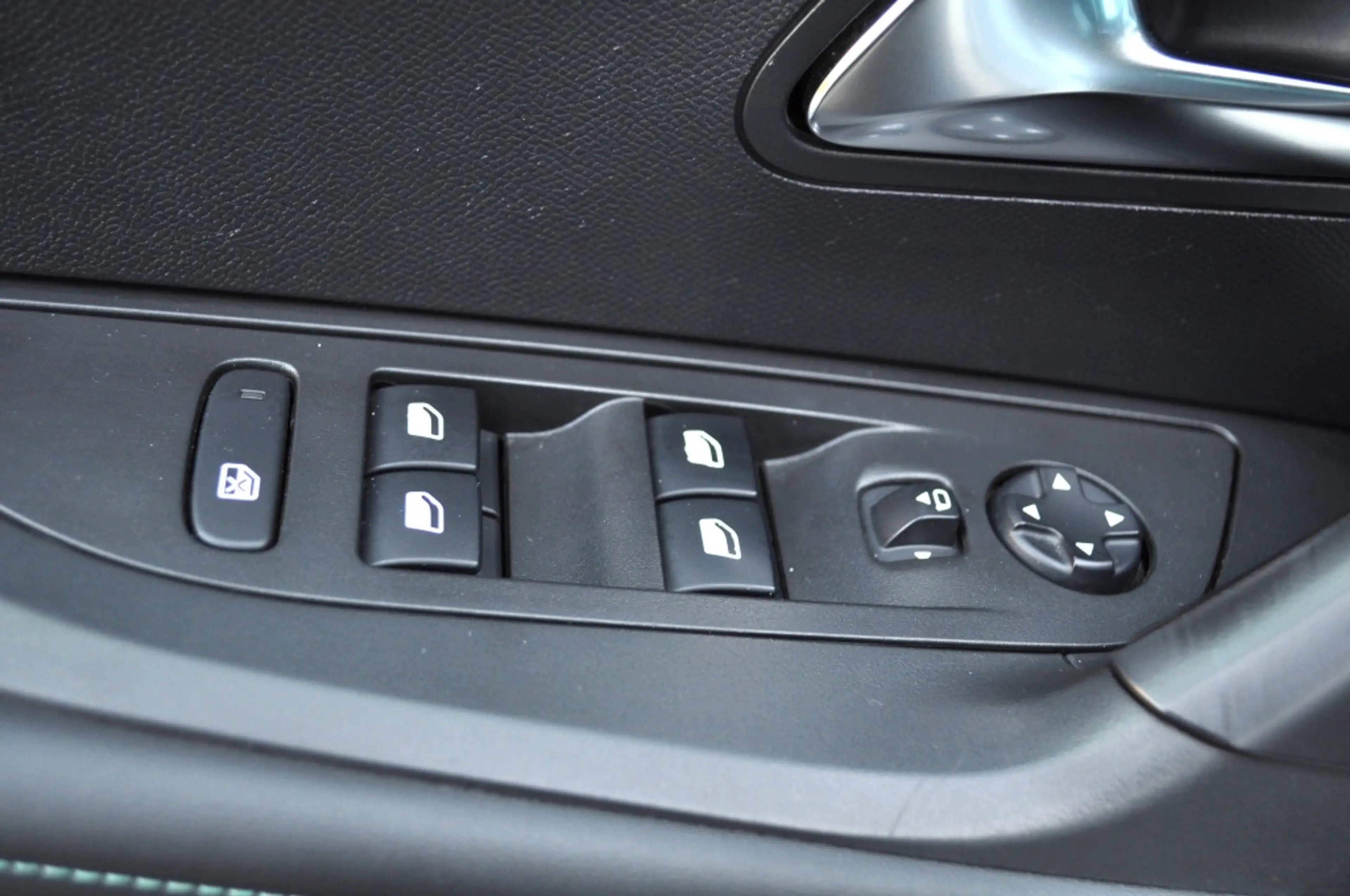 Peugeot 2008 1.2 Allure Pack Aut. Nav trekh camera — photo 11