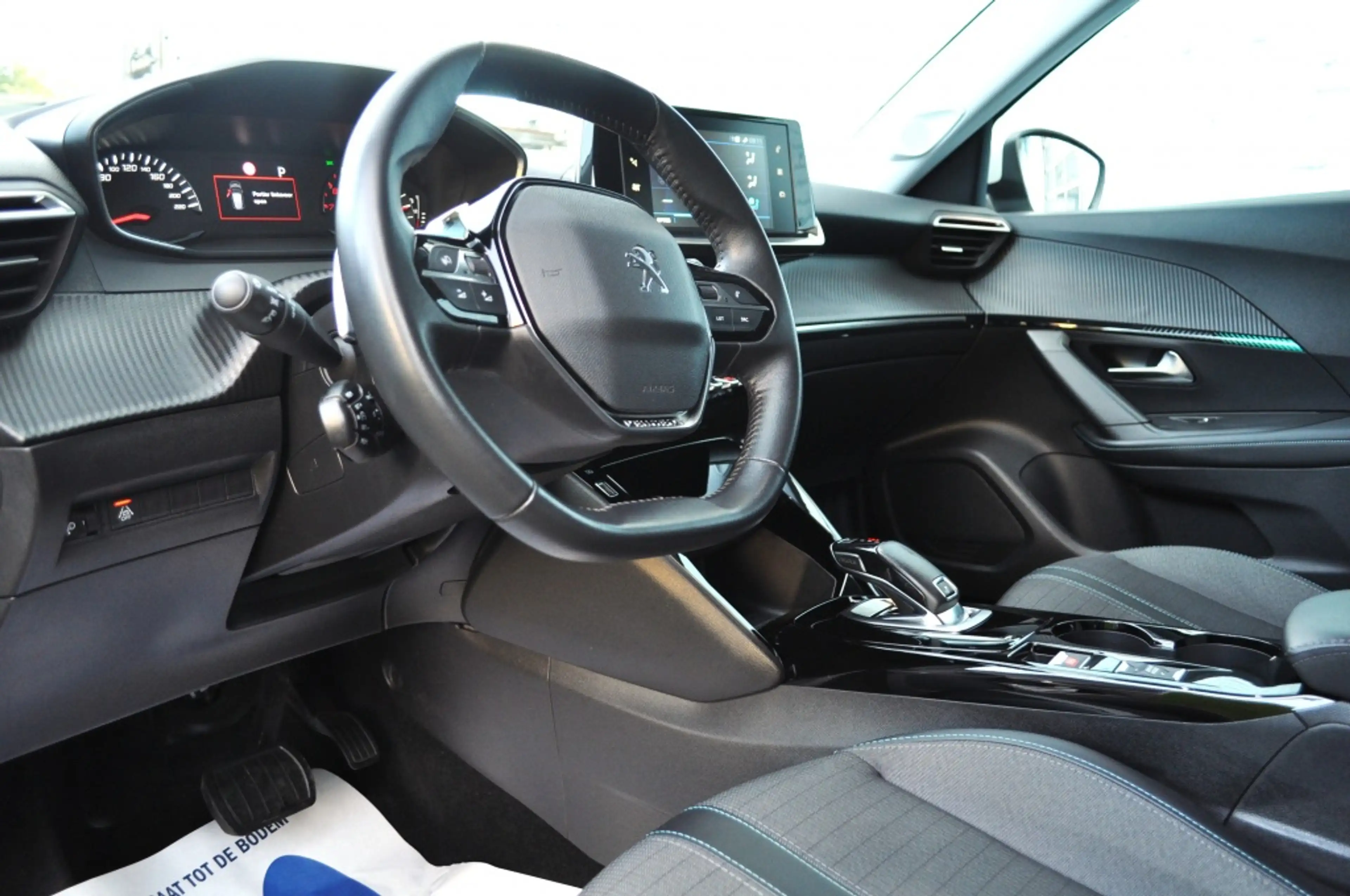 Peugeot 2008 1.2 Allure Pack Aut. Nav trekh camera — photo 9