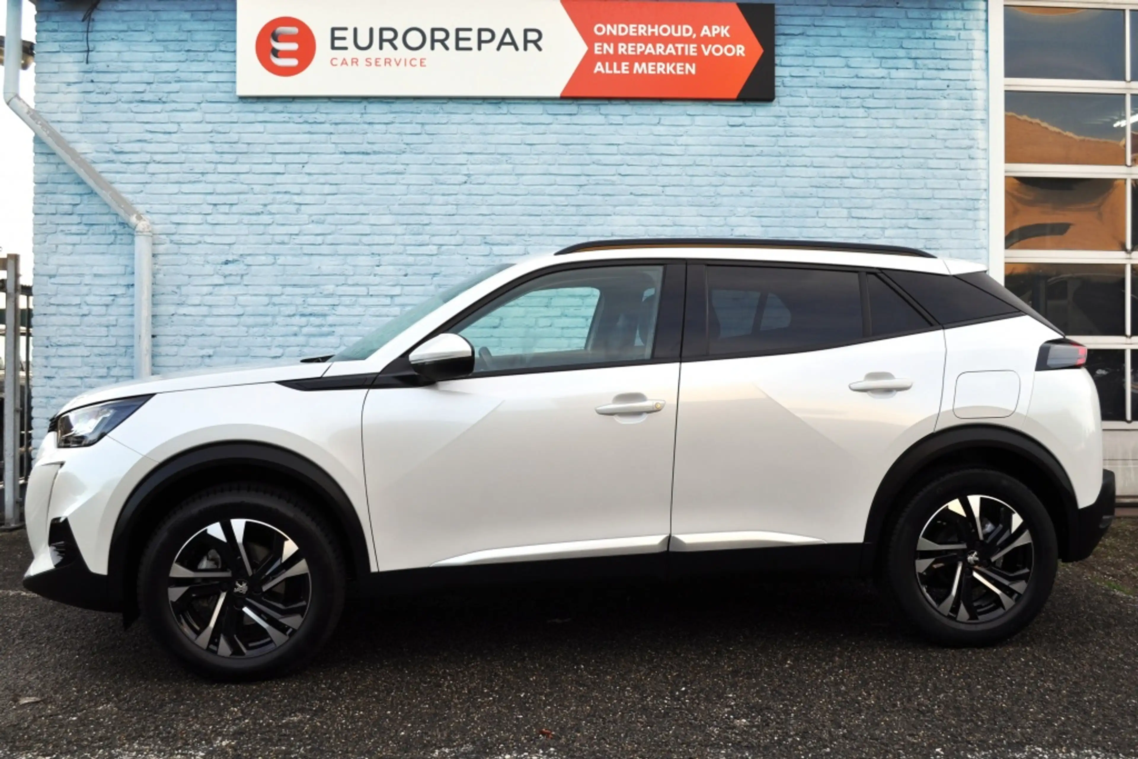 Peugeot 2008 1.2 Allure Pack Aut. Nav trekh camera — photo 2