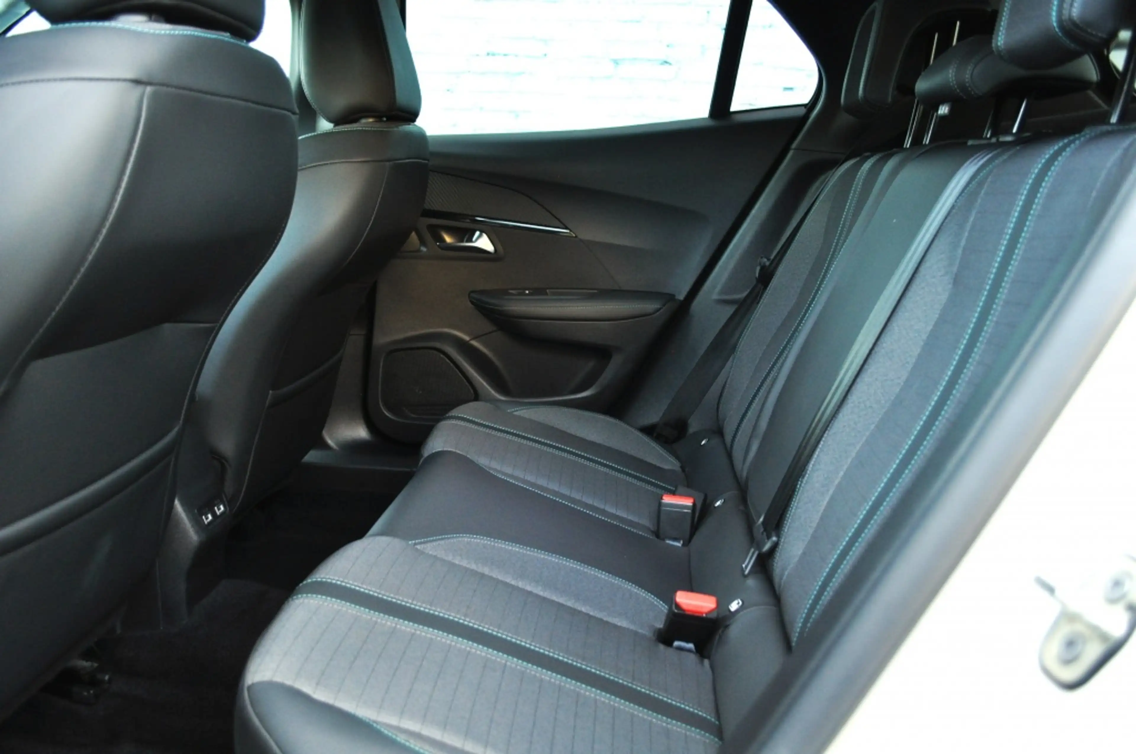Peugeot 2008 1.2 Allure Pack Aut. Nav trekh camera — photo 7