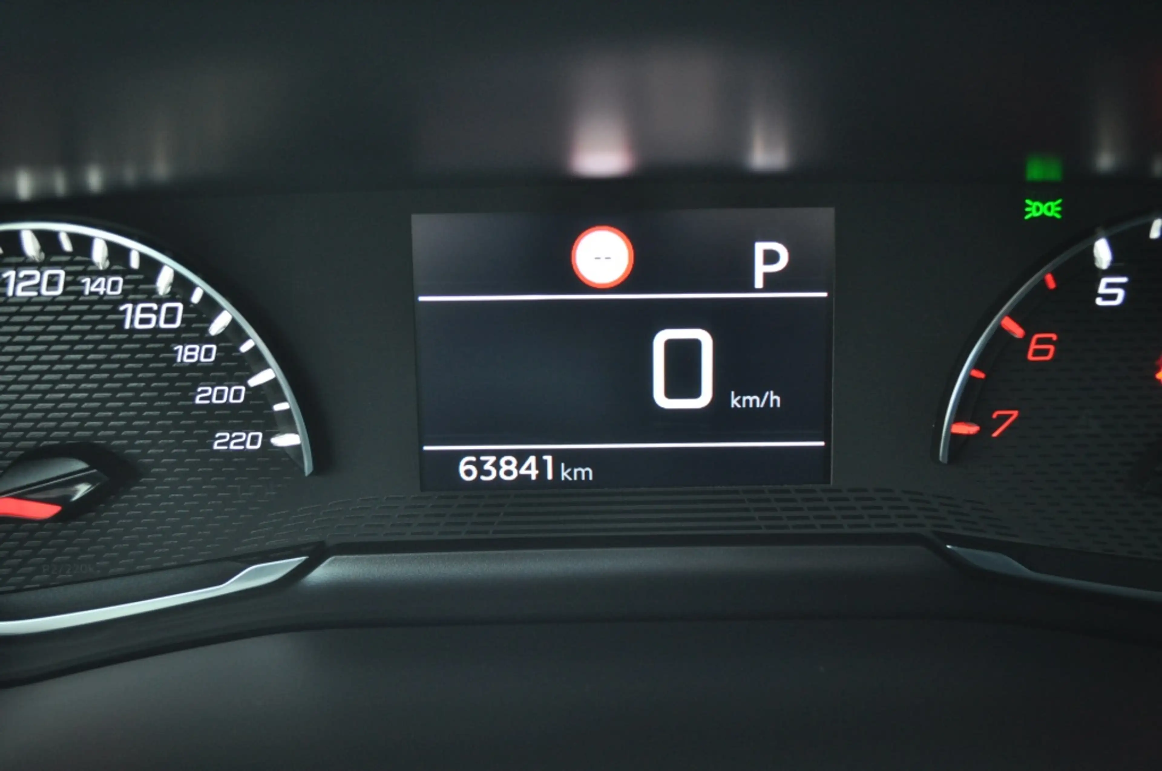 Peugeot 2008 1.2 Allure Pack Aut. Nav trekh camera — photo 12