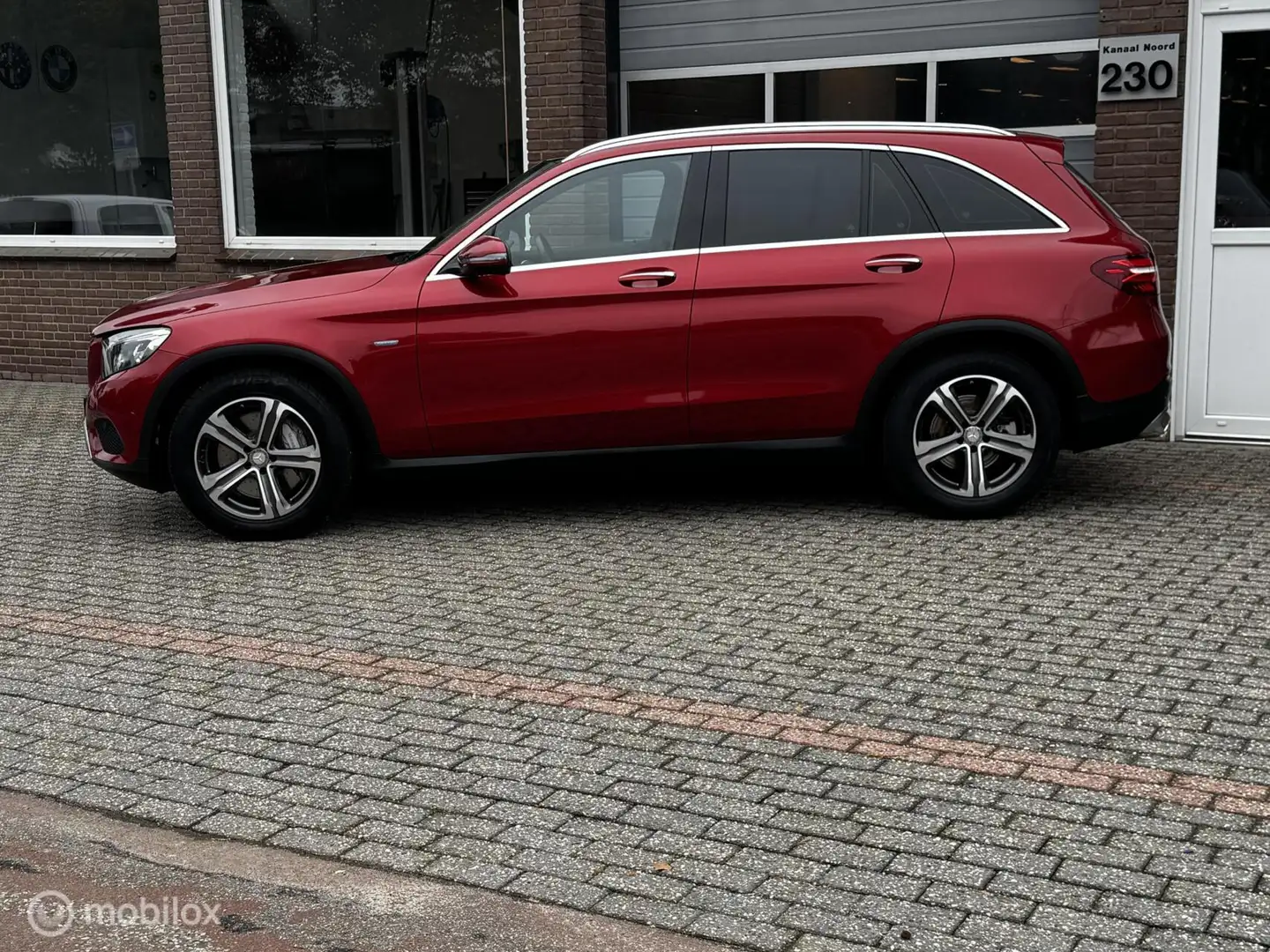 Mercedes-Benz GLC 350 350e 4MATIC LEDER/PANO/LUCHT.V/TREKHAAK Rood - 2