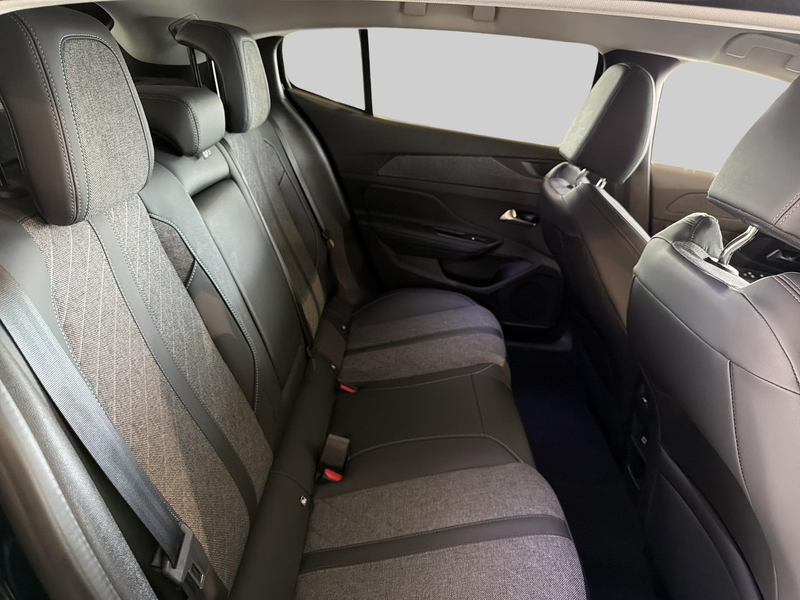 Peugeot 408 1.6 HYbrid Allure Pack 180 EAT8 — photo 14