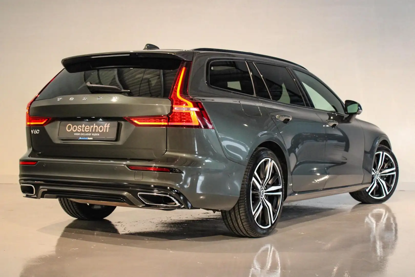 Volvo V60 2.0 T8 R-design Long Range AWD | PANO | HUD Gris - 2