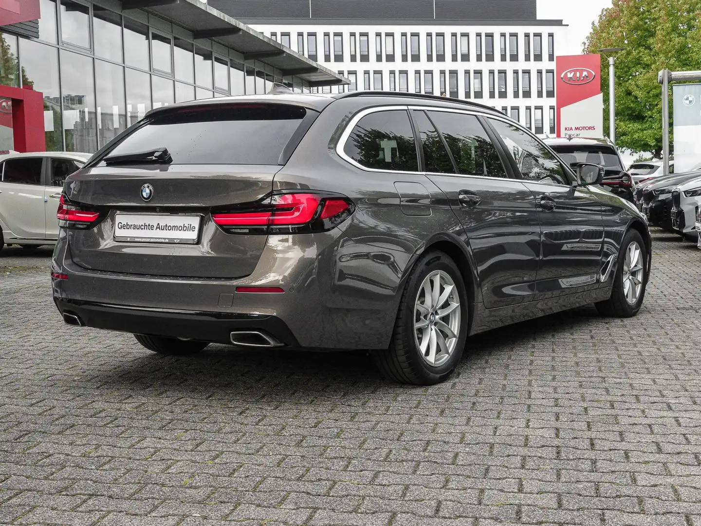 BMW 520 d xDrive Touring Auf. HUD PANO AHK RFK NAVI LED Grau - 2