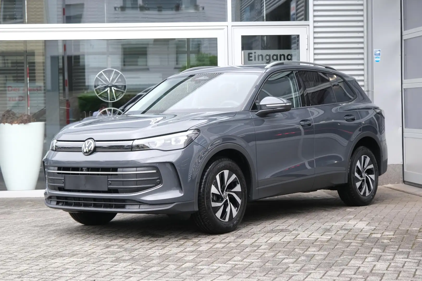 Volkswagen Tiguan 1.5 eTSI DSG Life Navi AHK LED Plus Komfortpake... Grau - 1