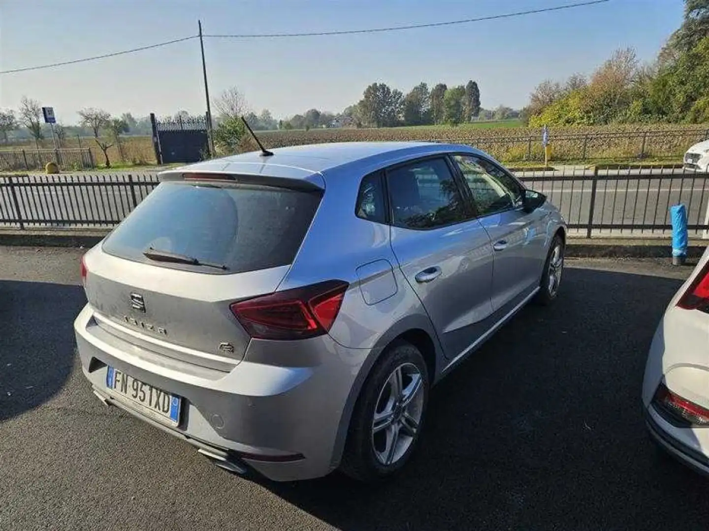 SEAT Ibiza 1.0 TGI 5 porte FR Argento - 2