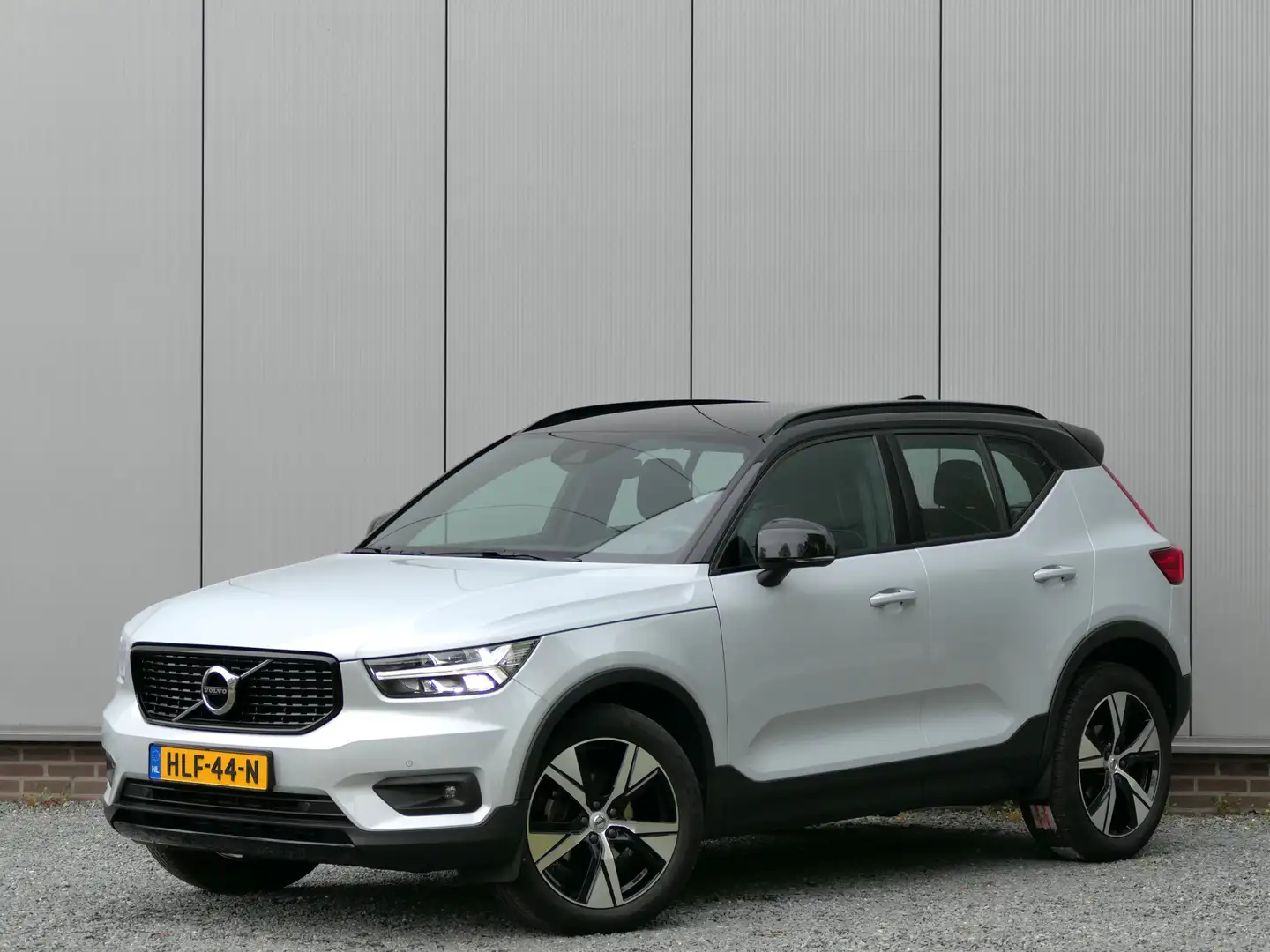 Volvo XC40 T2 AUT R-Design 12 MND garantie Navi / Stuur- en s Grijs - 1