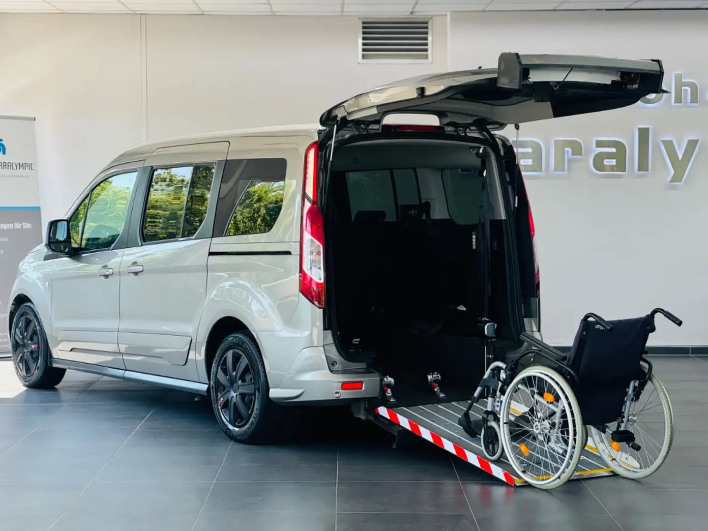 Ford Grand Tourneo Titanium Behindertengerecht-Rampe Silber - 1
