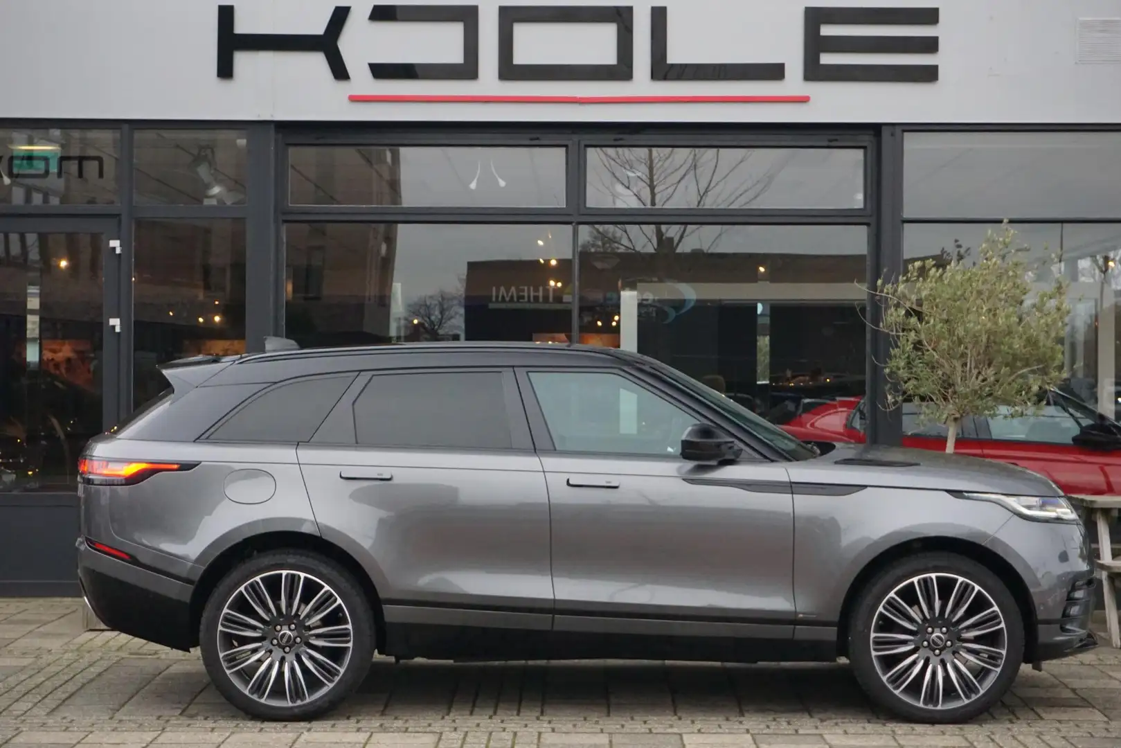 Land Rover Range Rover Velar 2.0 P300 Turbo AWD R-Dynamic HSE / PANO / HEAD UP Grijs - 1