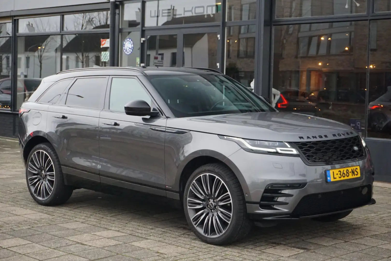 Land Rover Range Rover Velar 2.0 P300 Turbo AWD R-Dynamic HSE / PANO / HEAD UP Grijs - 2