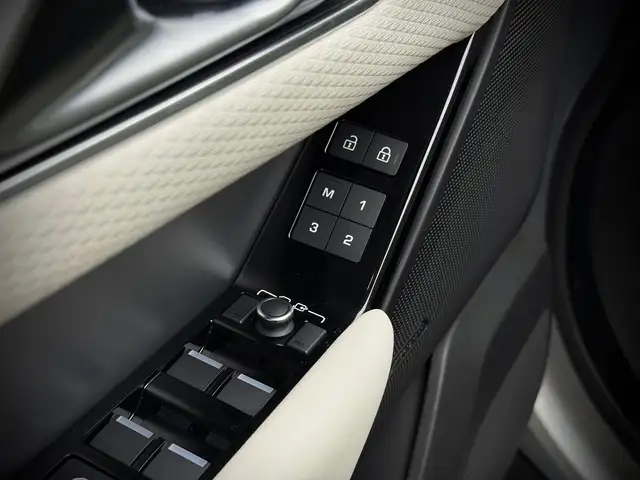 Land Rover Range Rover Velar view 12