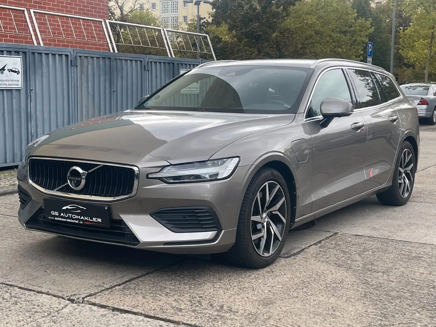 Volvo V60 Momentum Pro Plug-In Hybrid AWD AHK Grau - 2