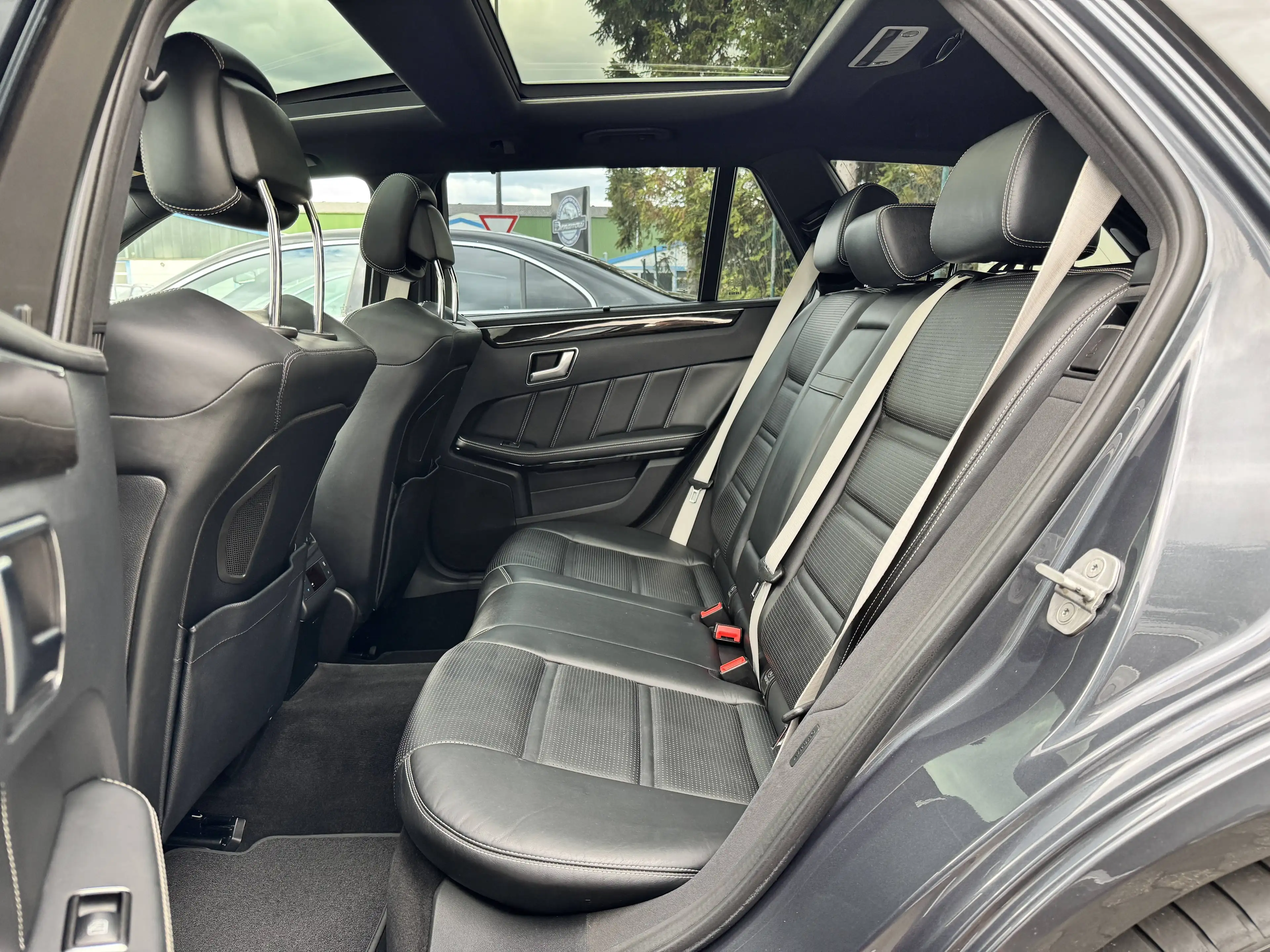 Mercedes-Benz E 63 AMG E 63 S AMG 5.5L Bi-Turbo 4Matic Harman Kardon Panorama LED SHZ+Belüftung 360° Kam — photo 13