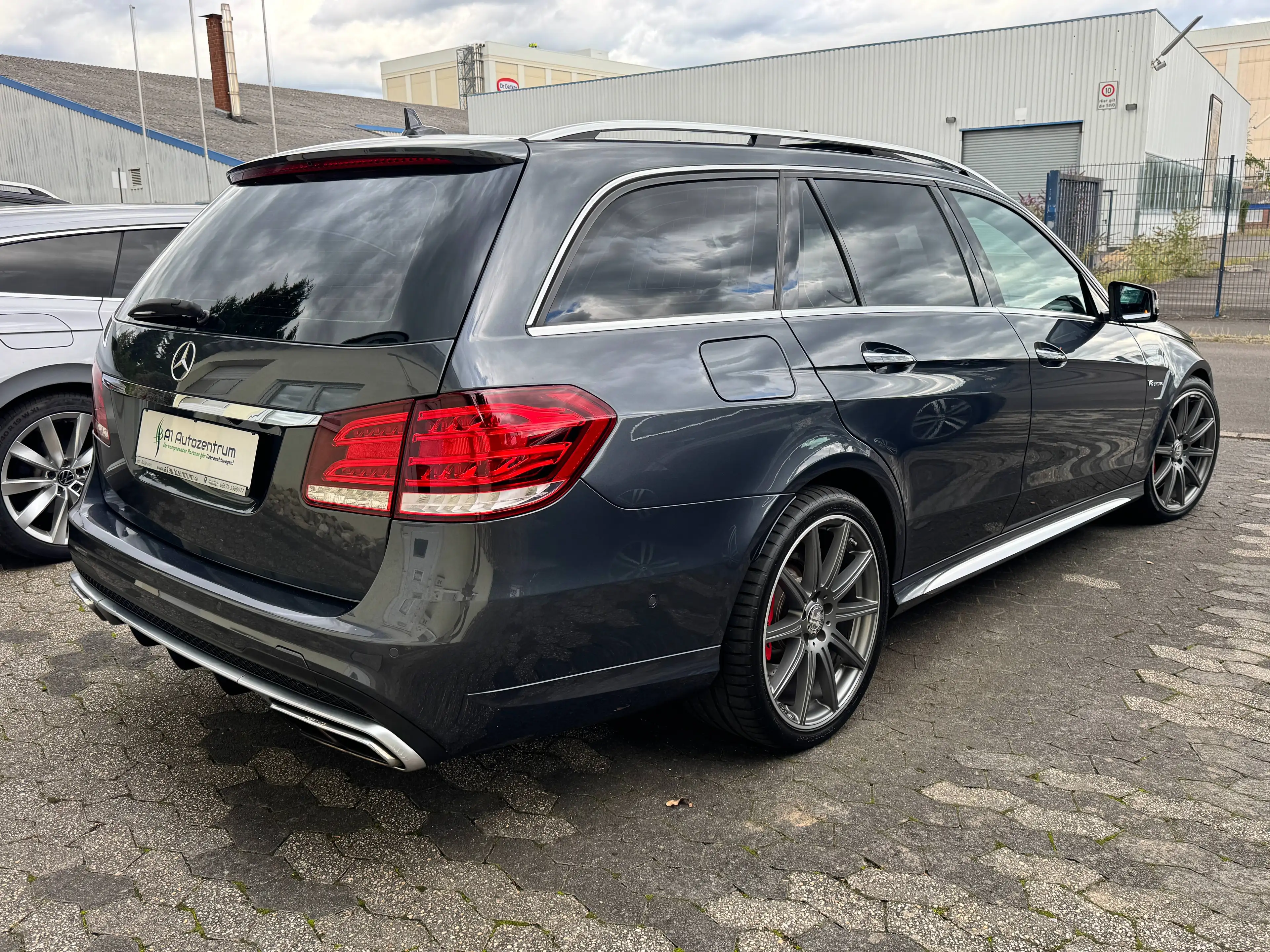 Mercedes-Benz E 63 AMG E 63 S AMG 5.5L Bi-Turbo 4Matic Harman Kardon Panorama LED SHZ+Belüftung 360° Kam — photo 4