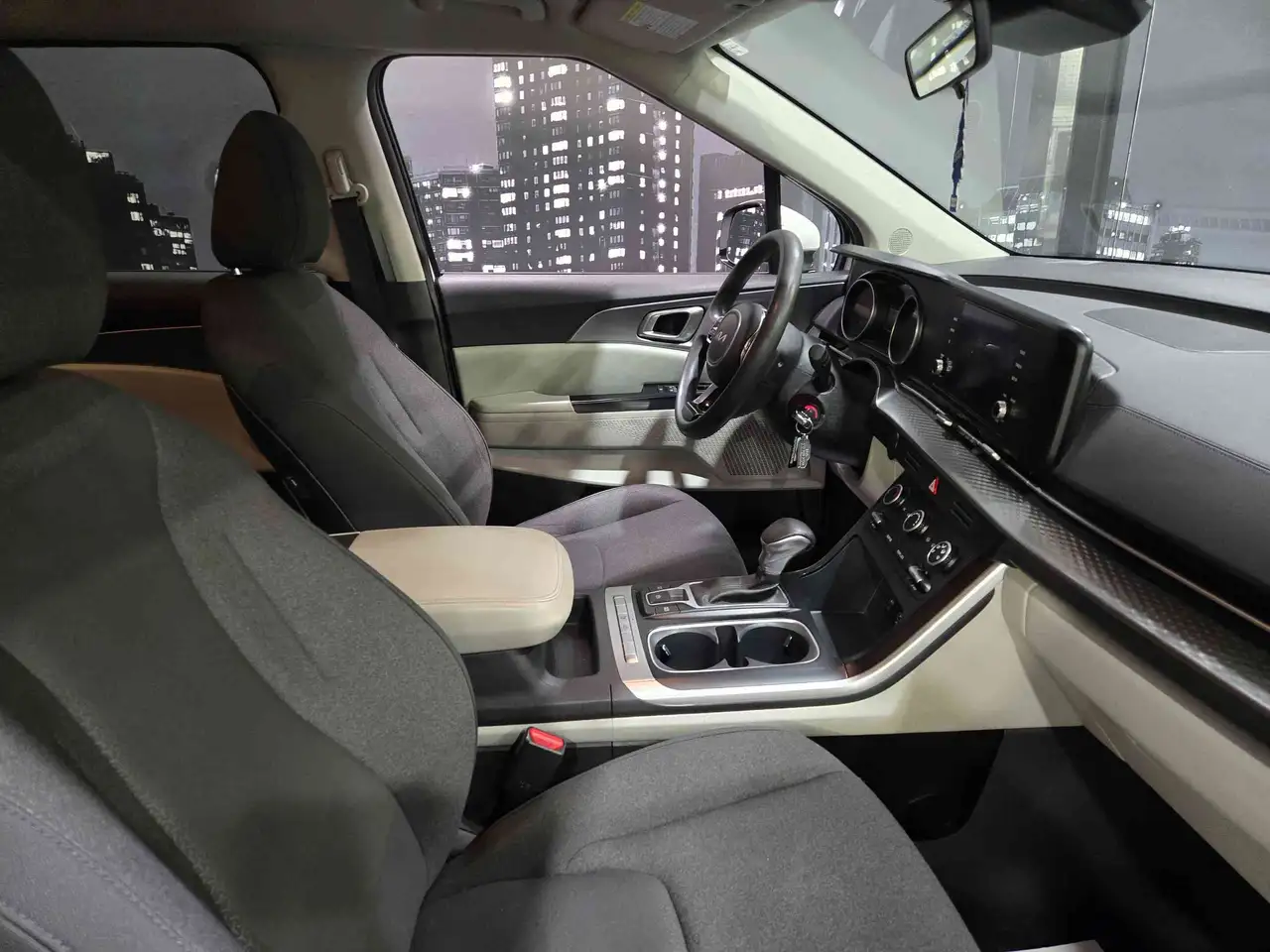 Kia Carnival снимка Kia Carnival