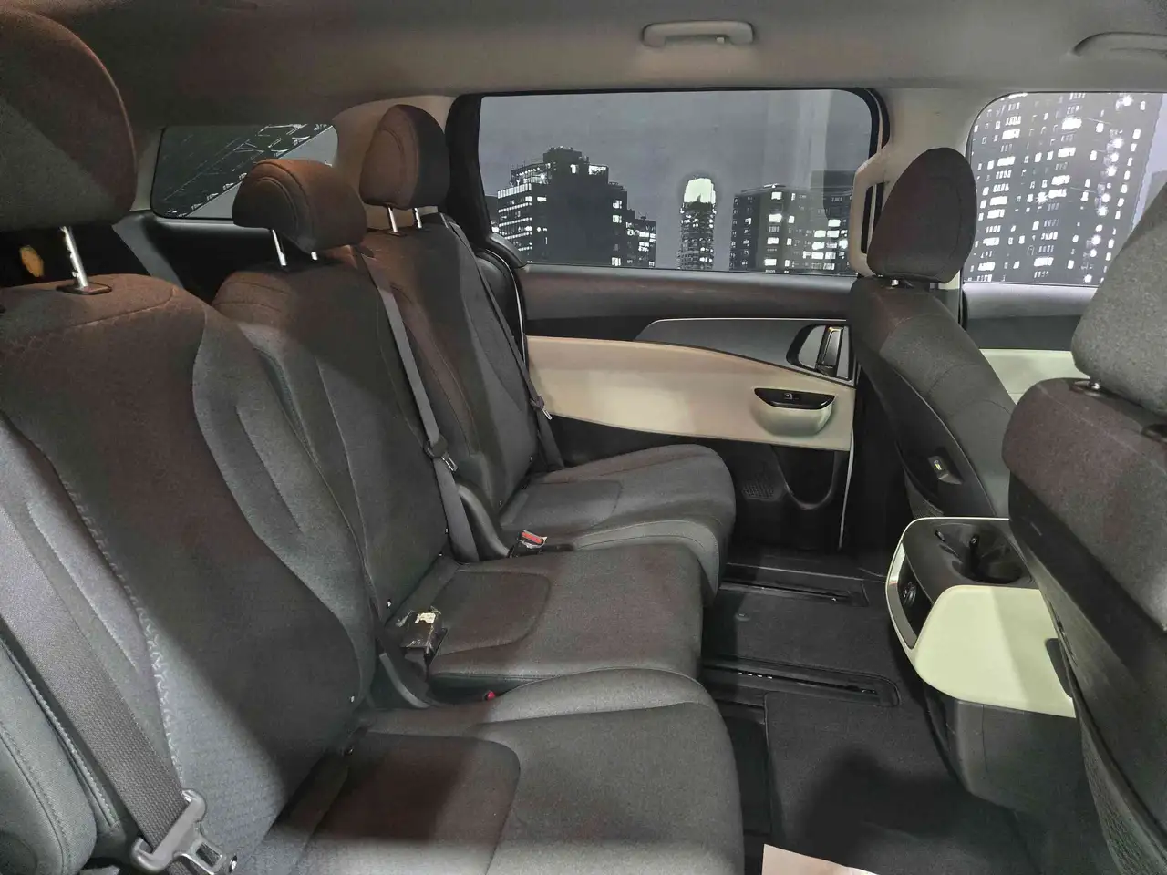 Kia Carnival снимка Kia Carnival