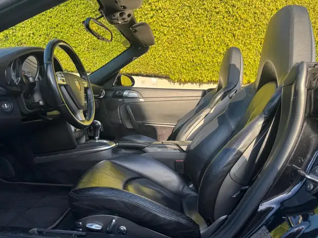 Porsche 911 view 7