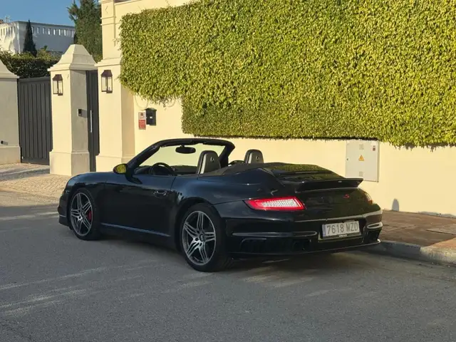 Porsche 911 view 3
